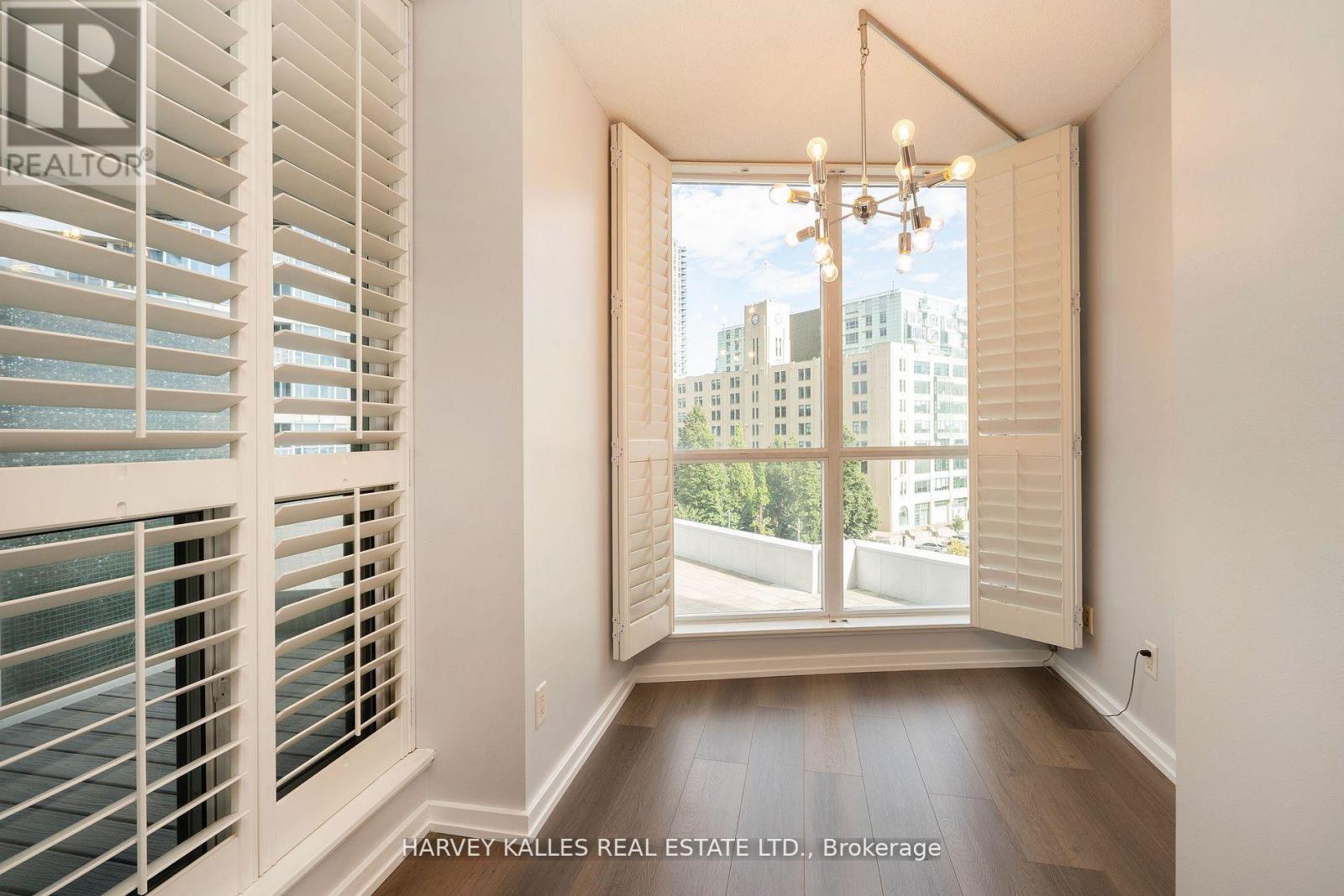 502 - 218 QUEENS QUAY W