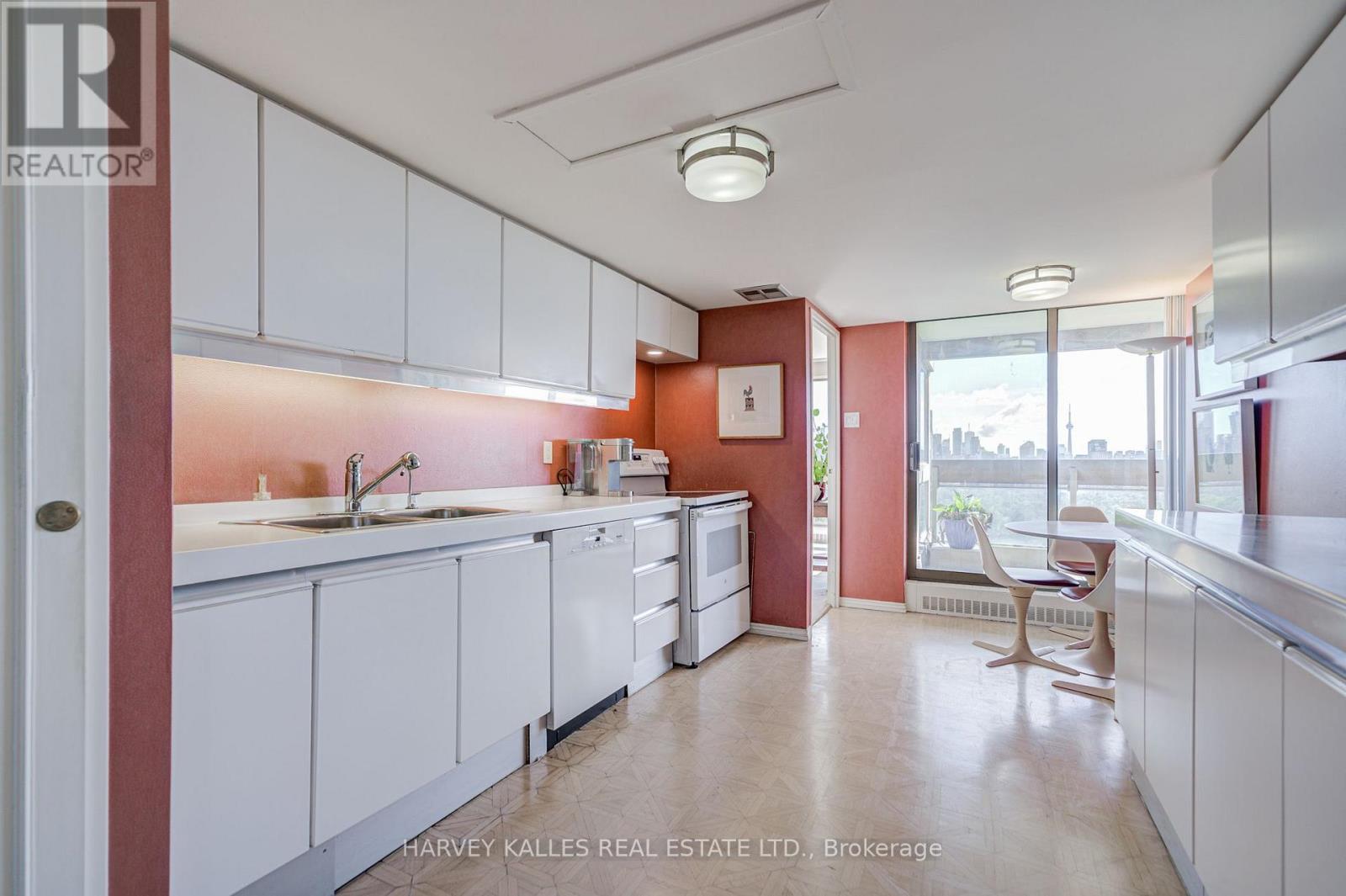 1605 - 63 ST. CLAIR AVENUE W