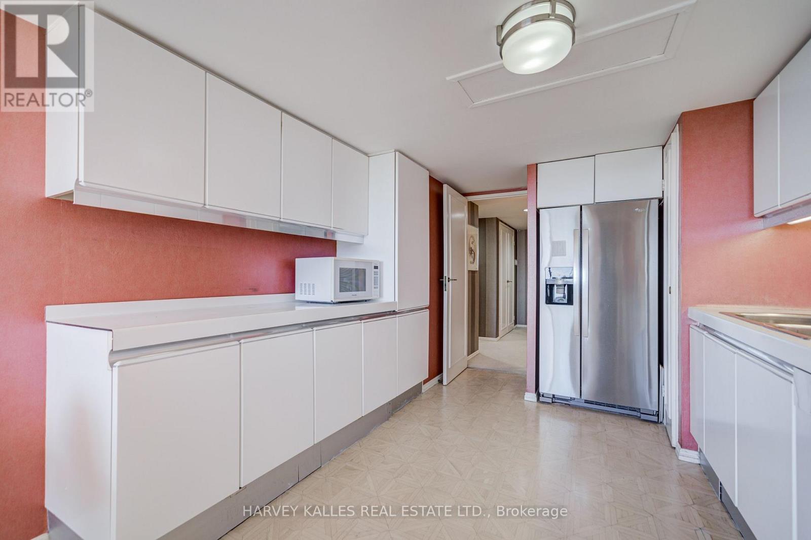 1605 - 63 ST. CLAIR AVENUE W
