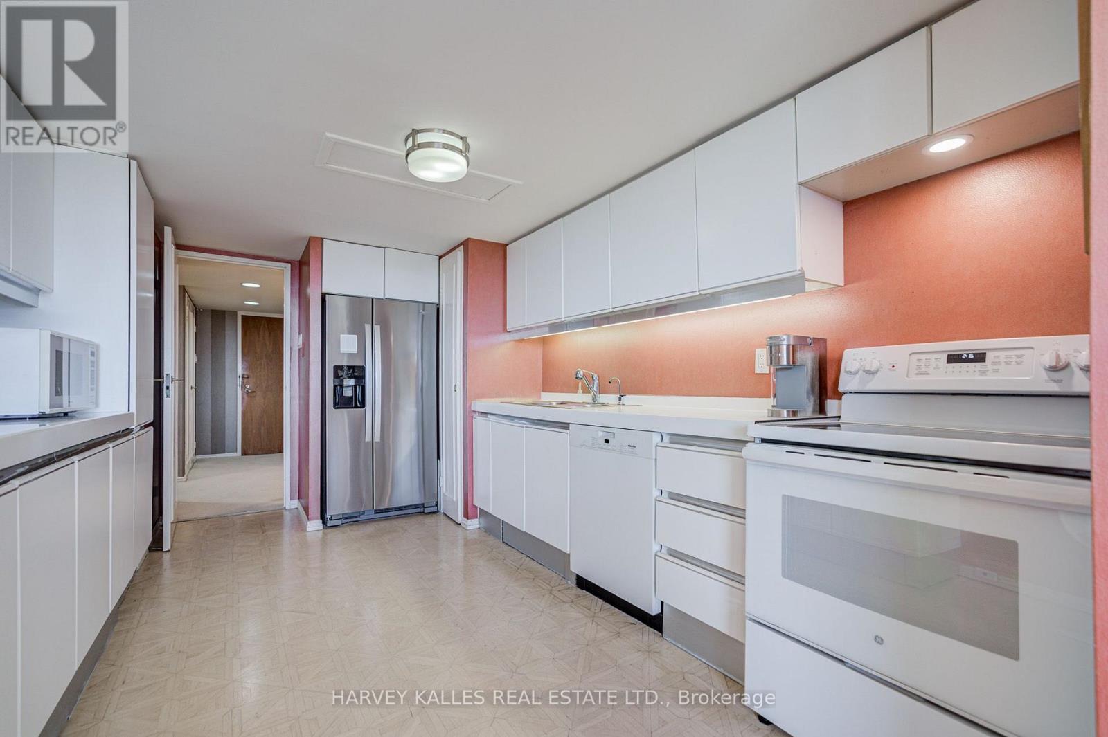 1605 - 63 ST. CLAIR AVENUE W