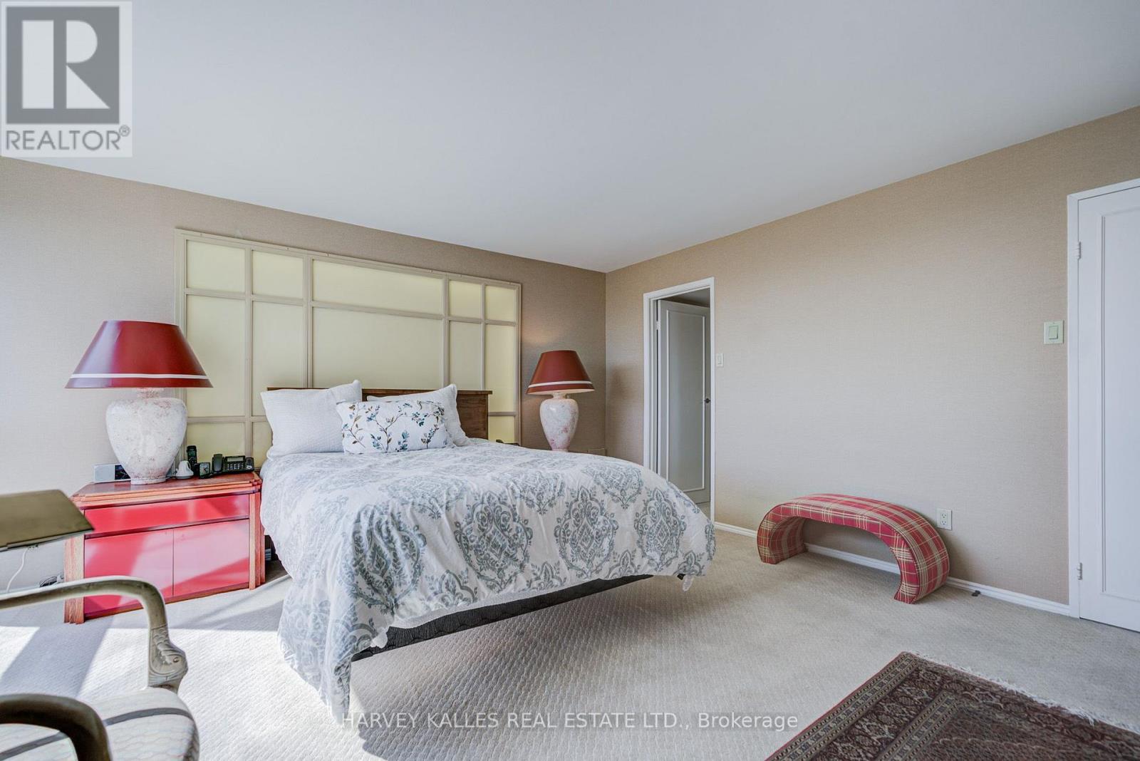 1605 - 63 ST. CLAIR AVENUE W