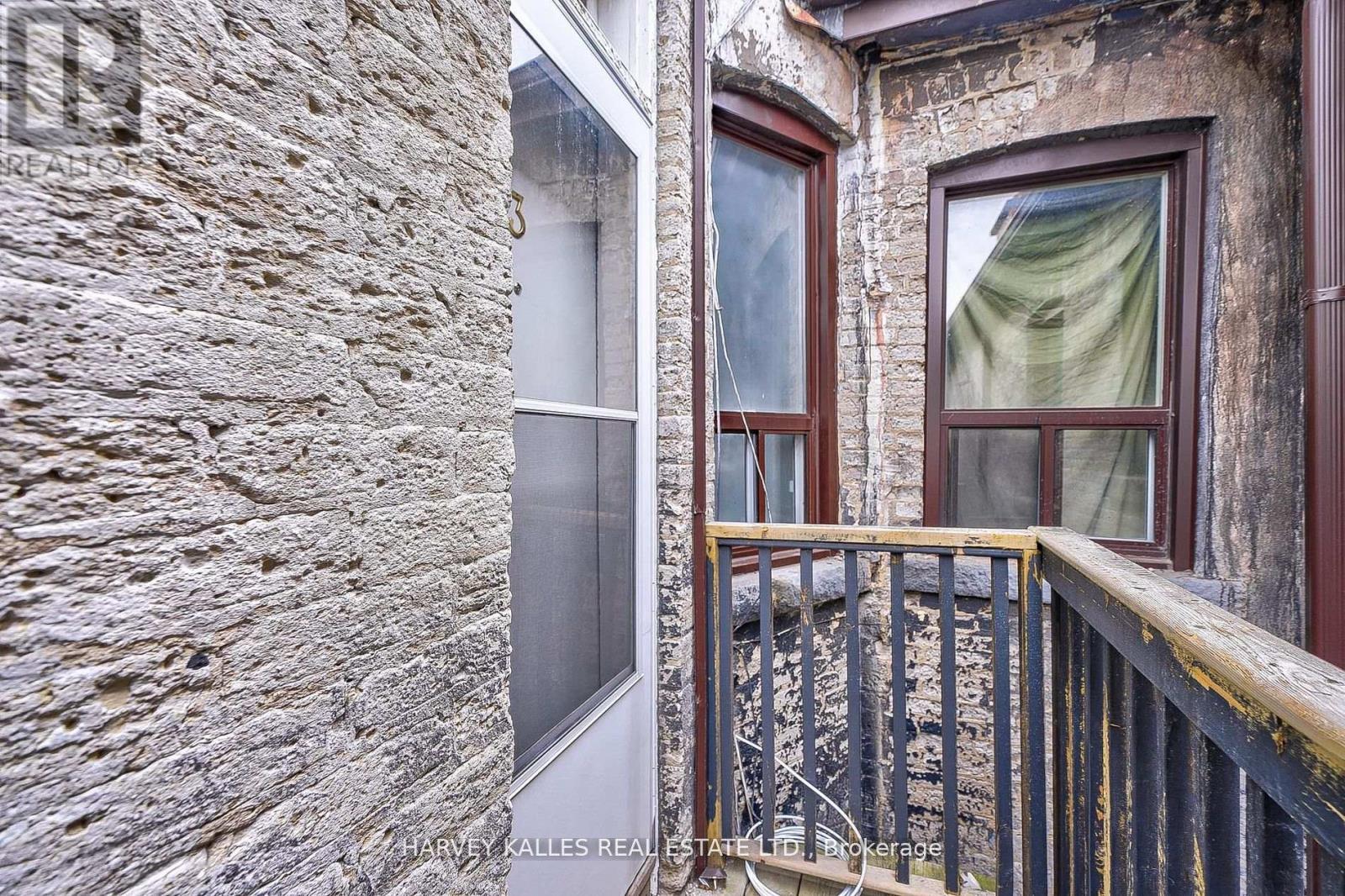 1 - 1072 ST CLAIR AVENUE W