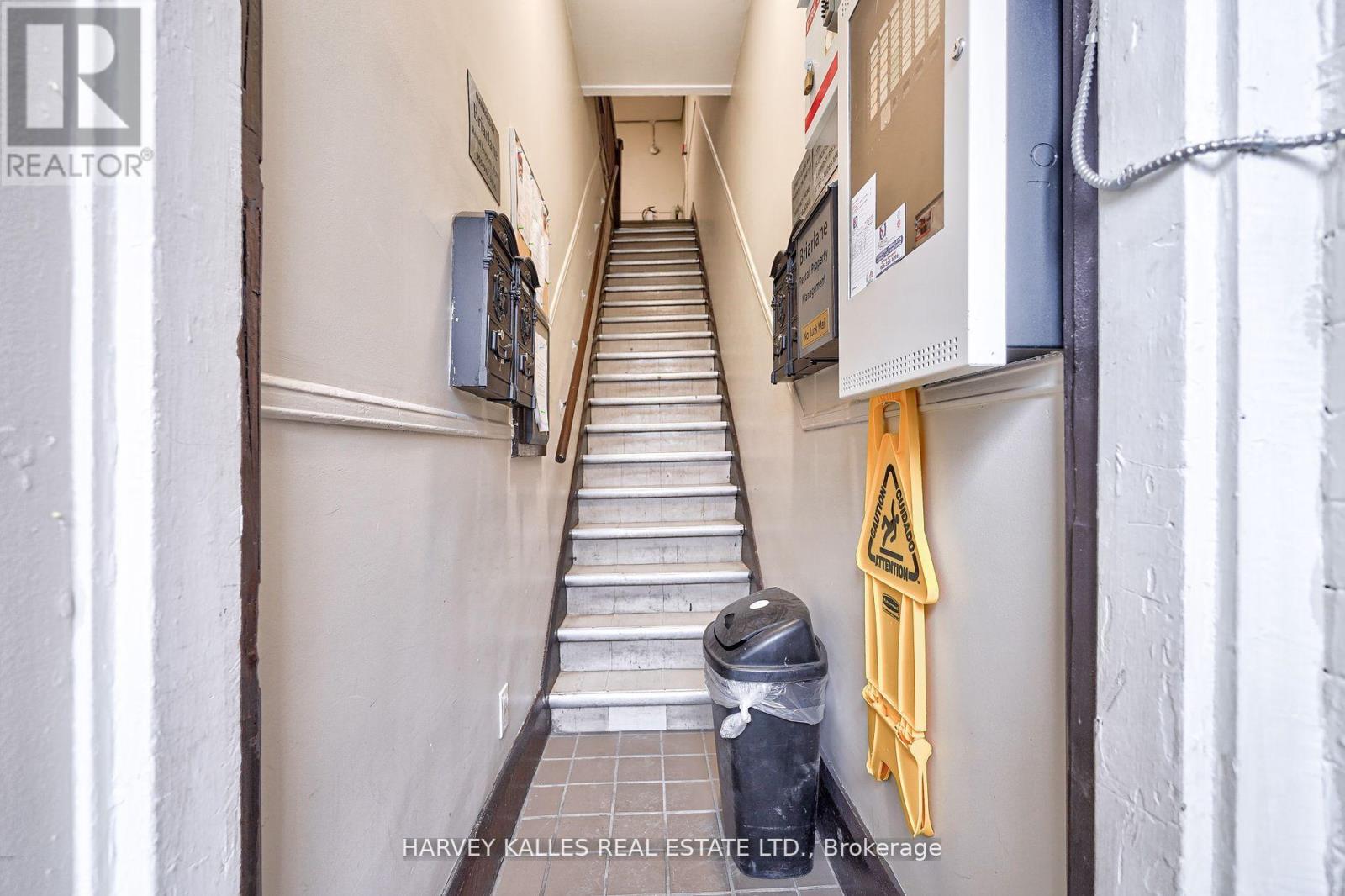 1 - 1072 ST CLAIR AVENUE W