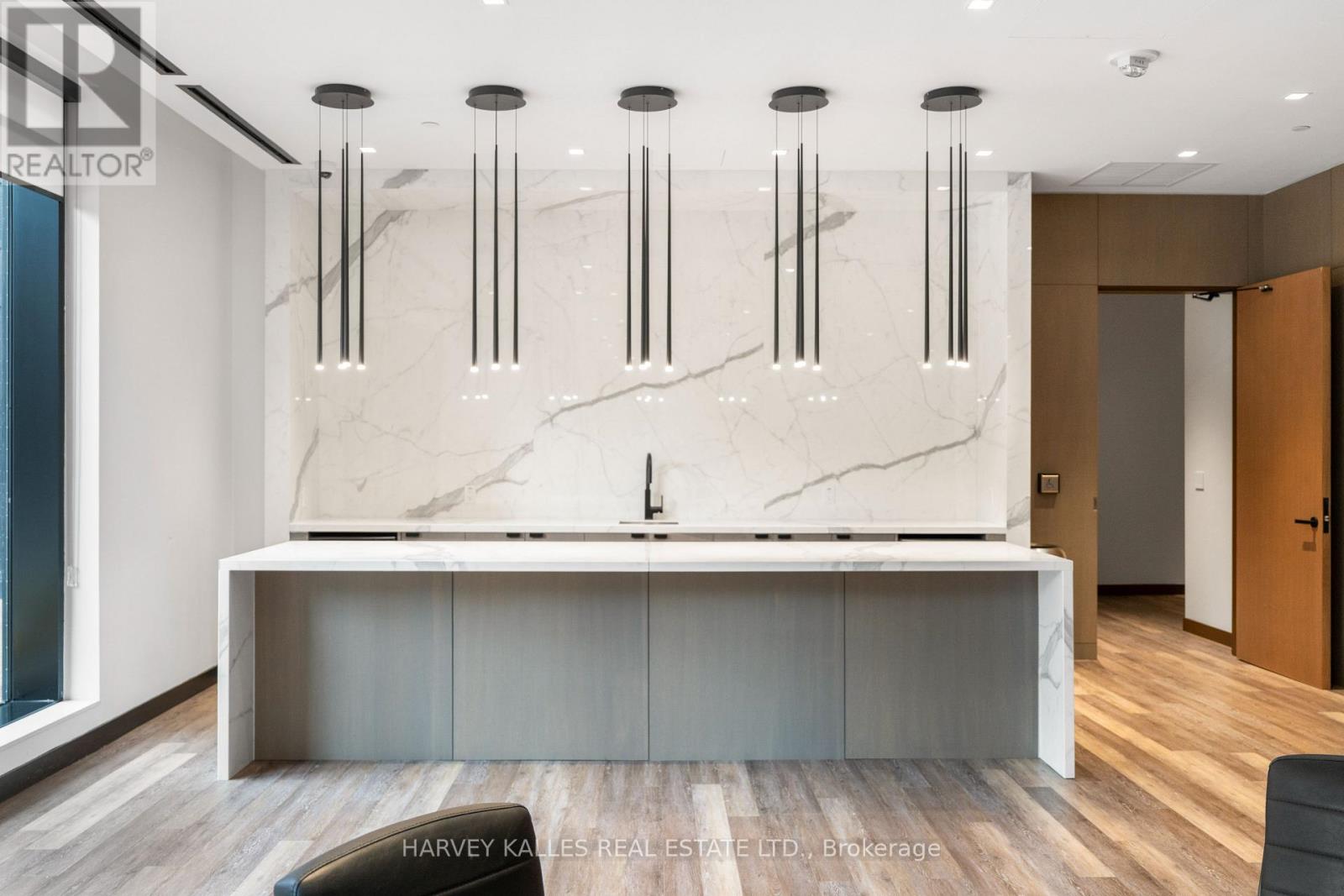 1105 - 8 TIPPETT ROAD