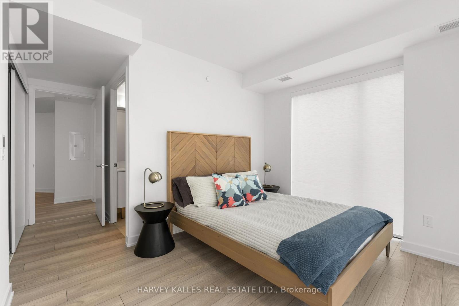1105 - 8 TIPPETT ROAD