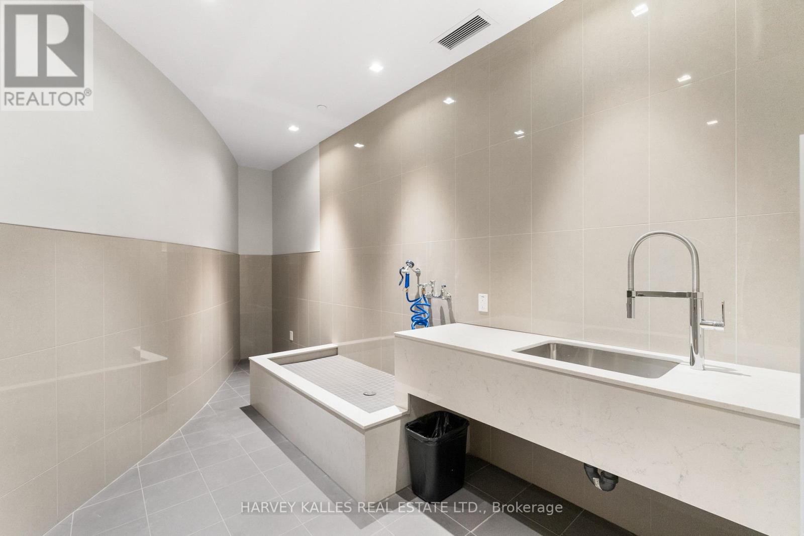 1105 - 8 TIPPETT ROAD