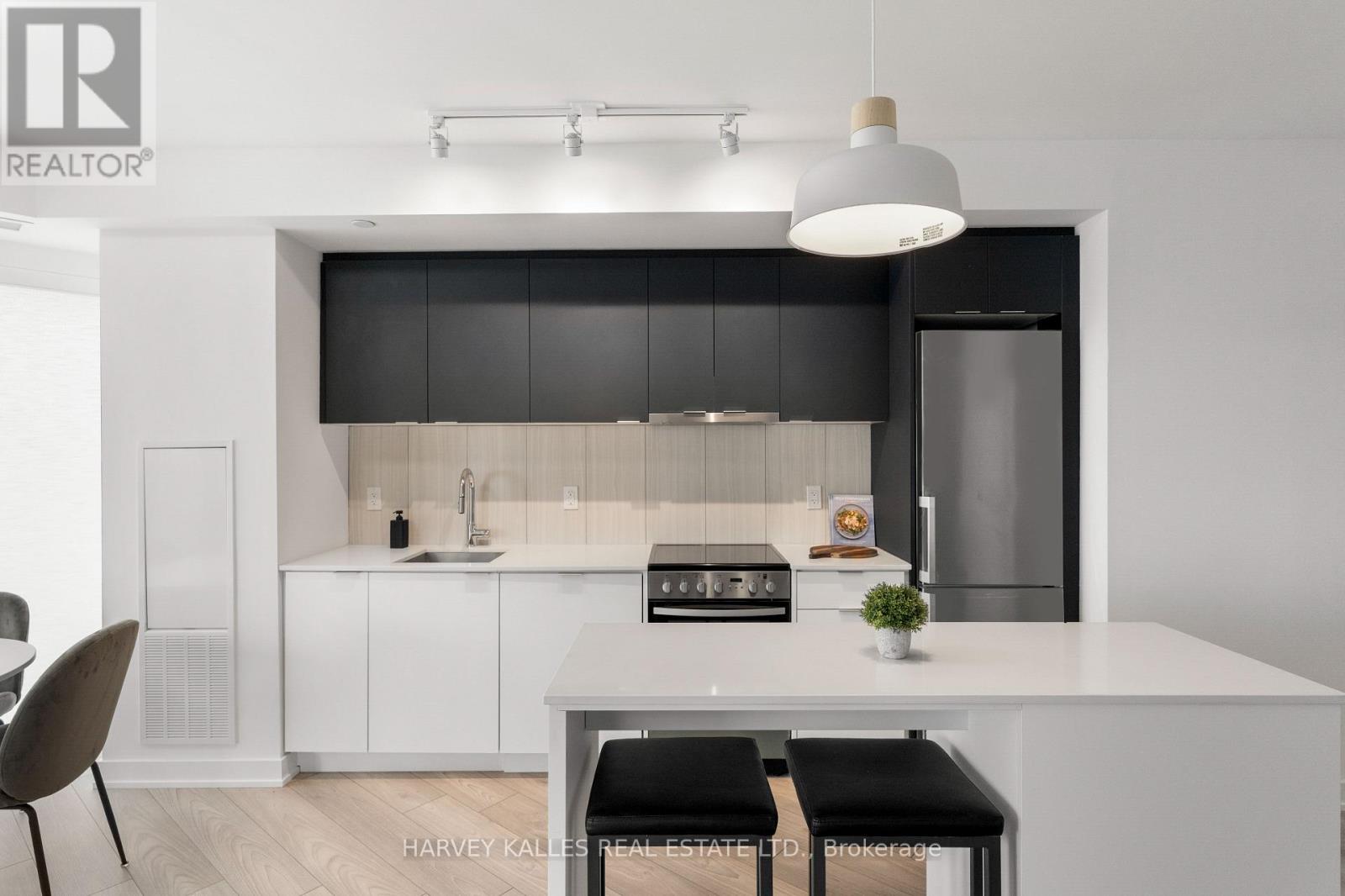 1105 - 8 TIPPETT ROAD