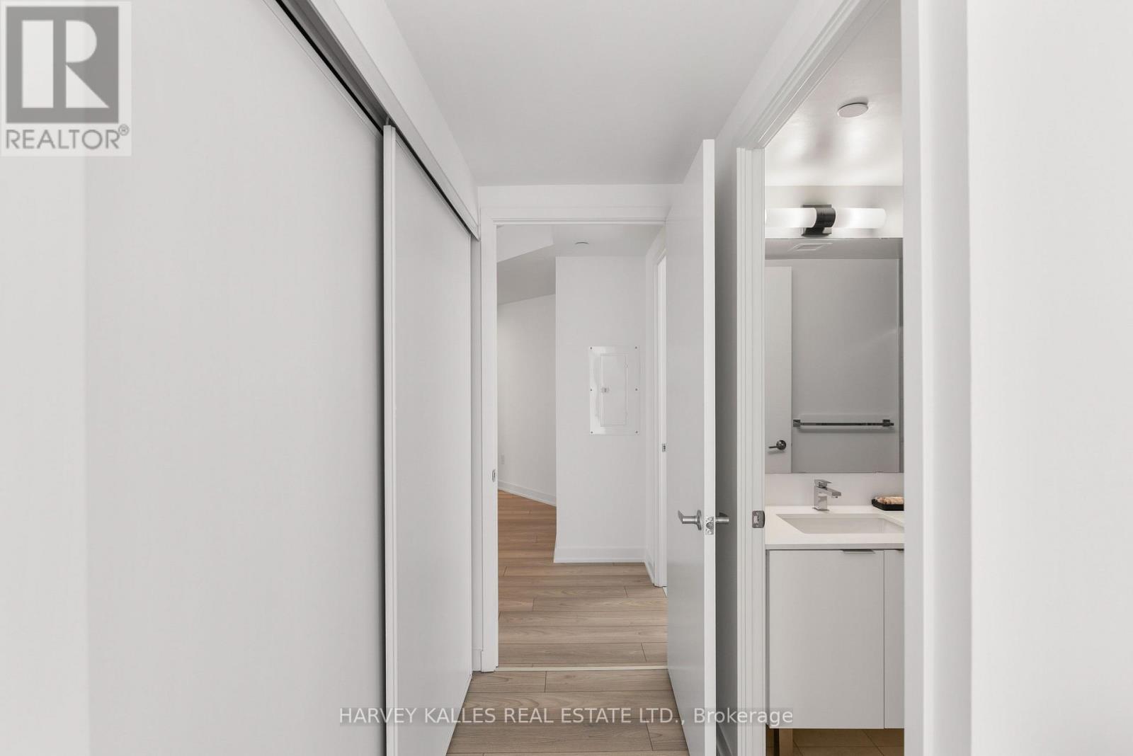1105 - 8 TIPPETT ROAD