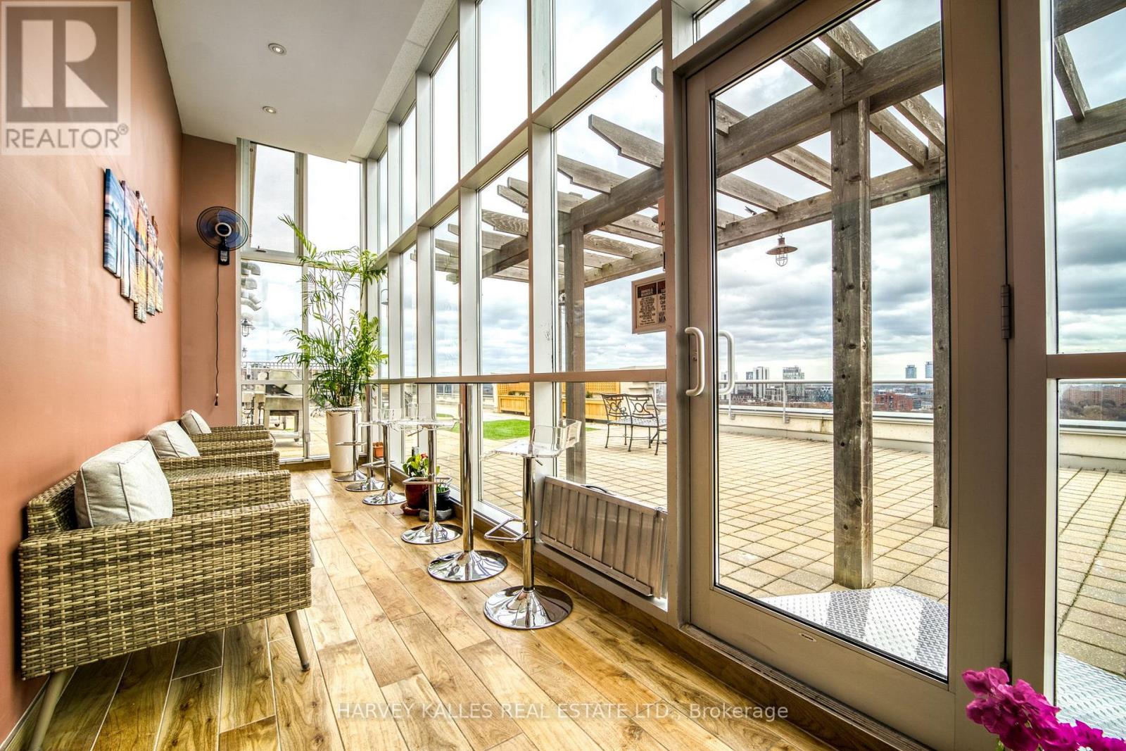 313 - 225 WELLESLEY STREET E