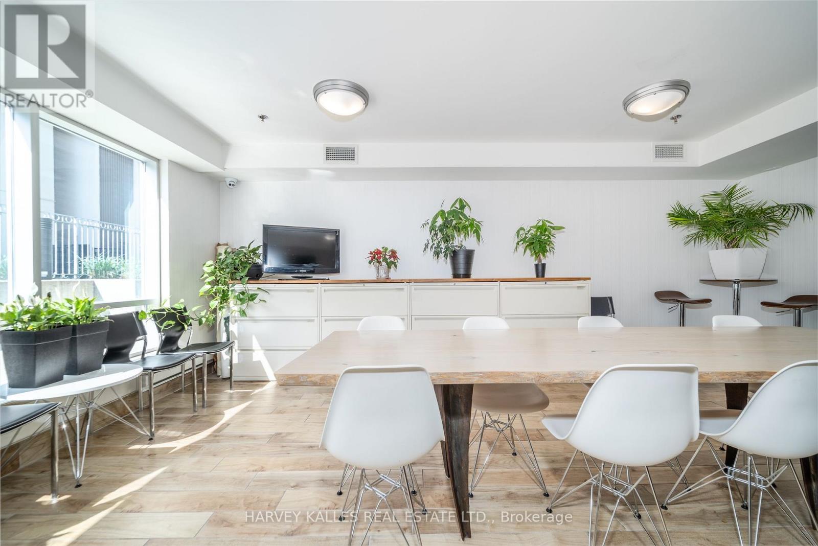 313 - 225 WELLESLEY STREET E