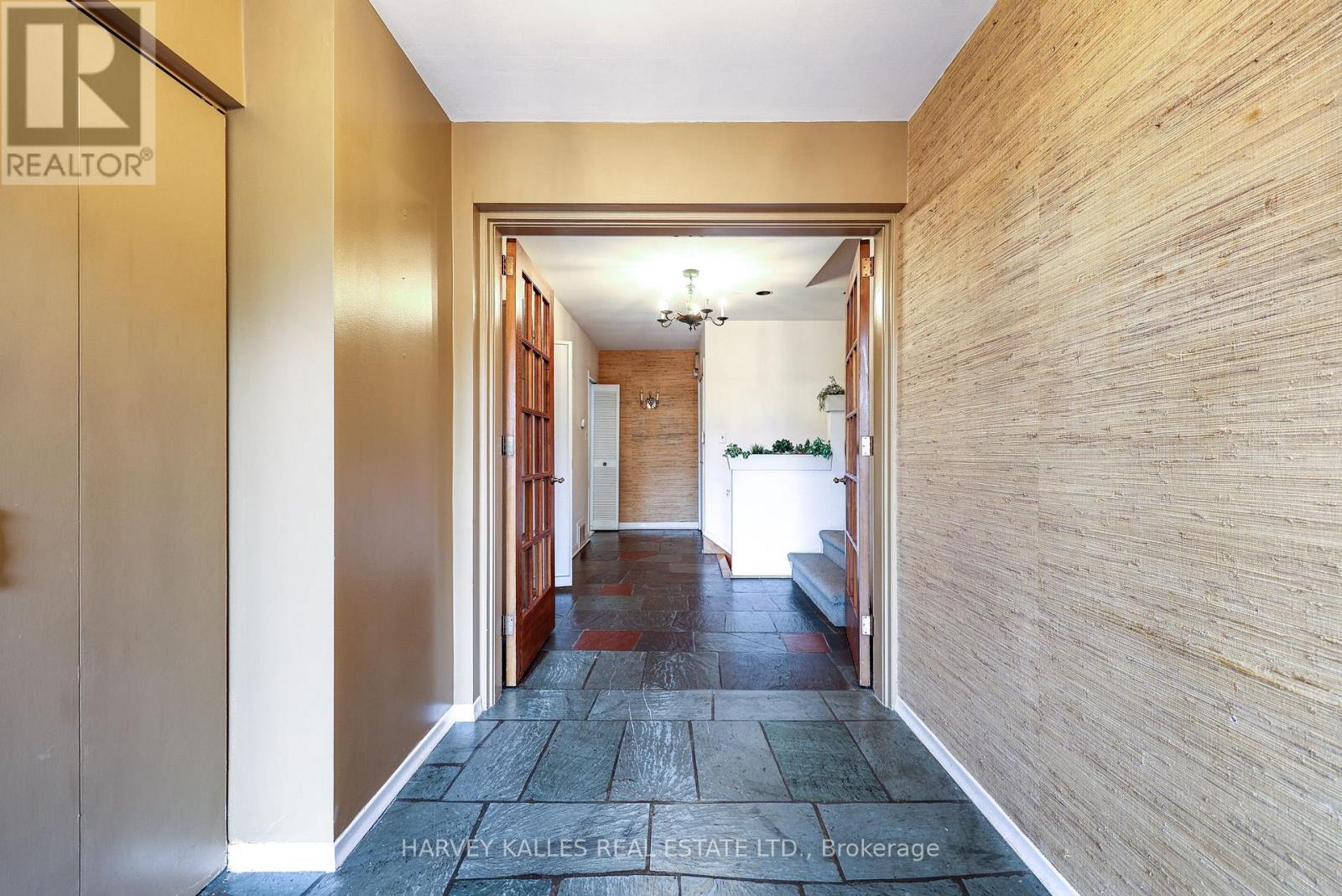 2 CLOVESTONE ROAD