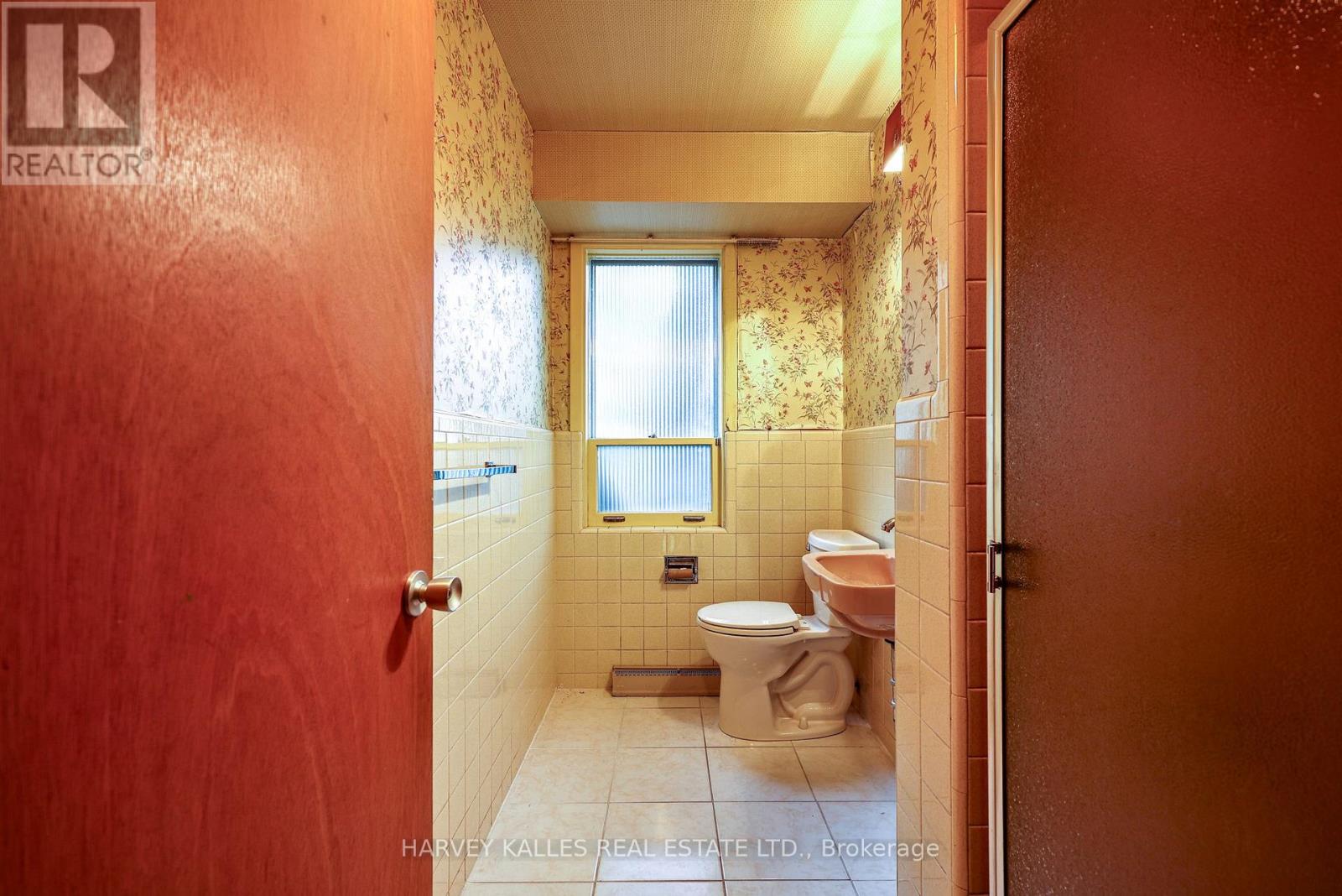 2 CLOVESTONE ROAD