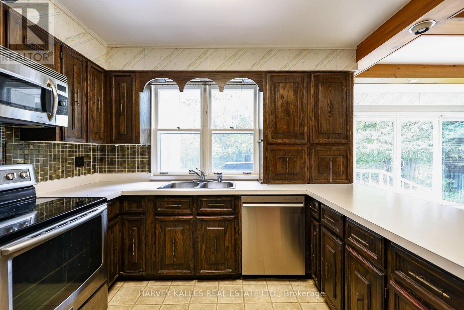 2 CLOVESTONE ROAD