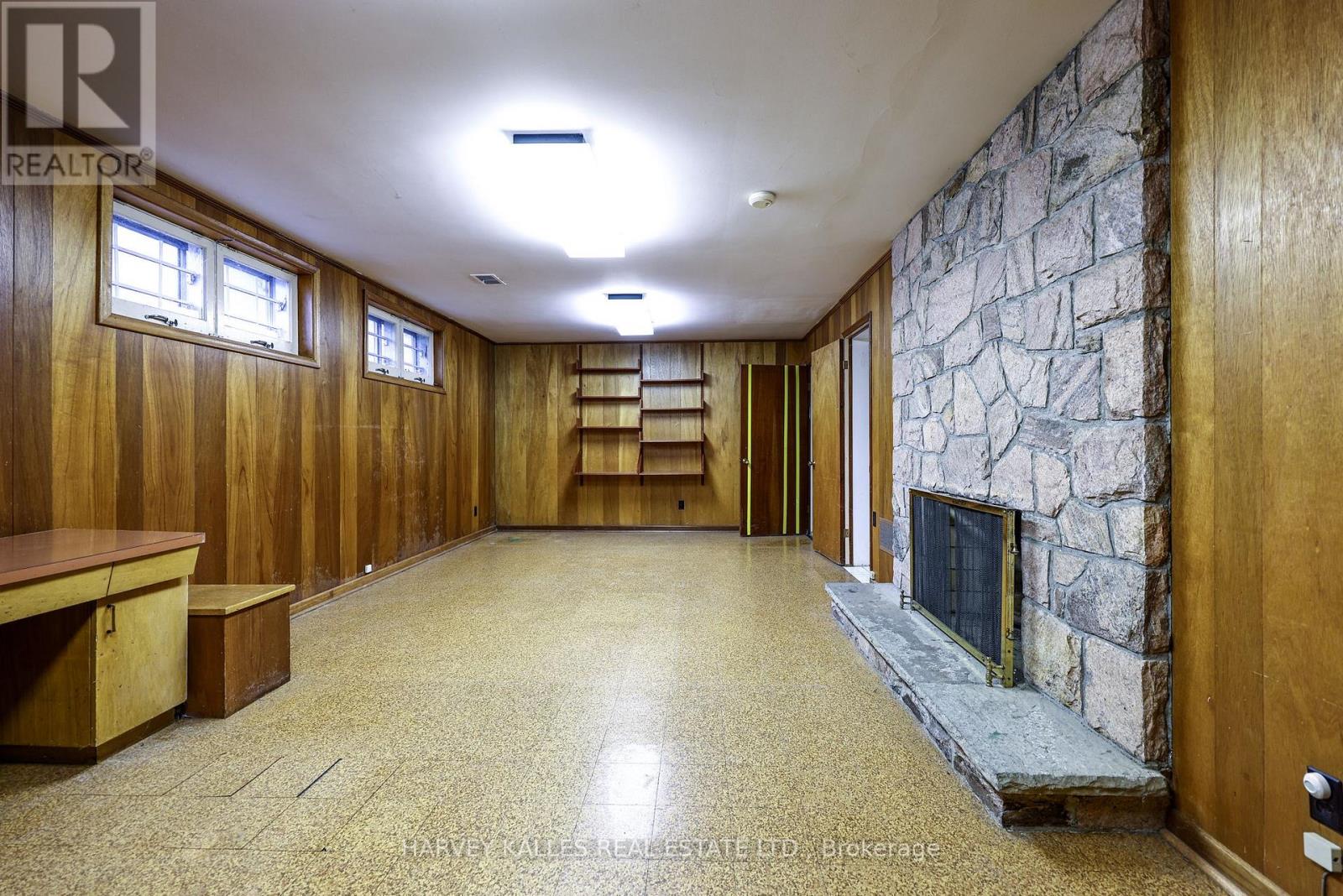 2 CLOVESTONE ROAD