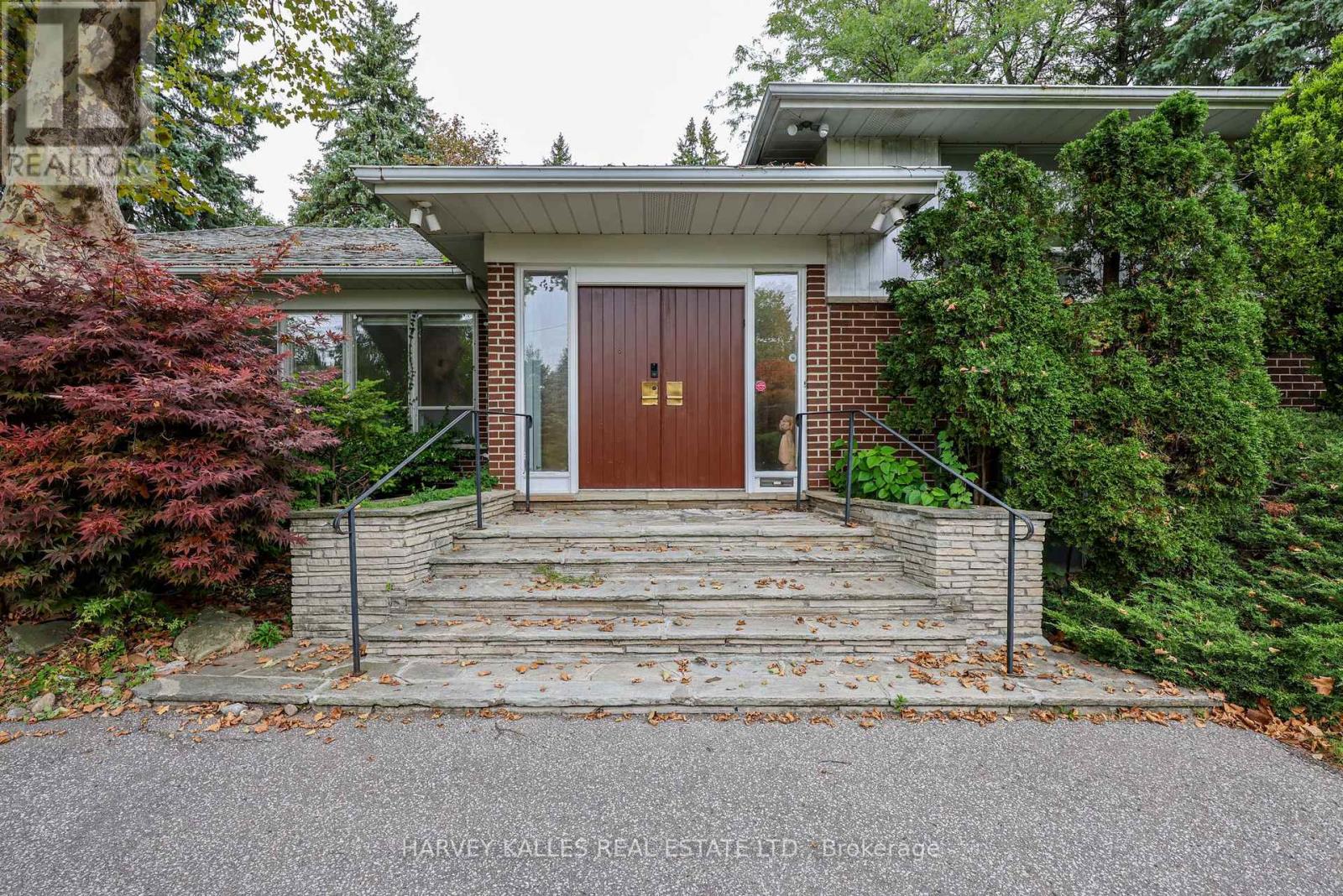 2 CLOVESTONE ROAD