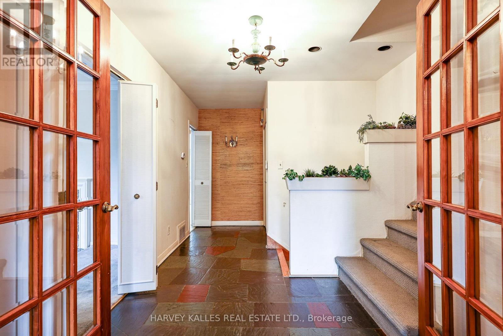 2 CLOVESTONE ROAD