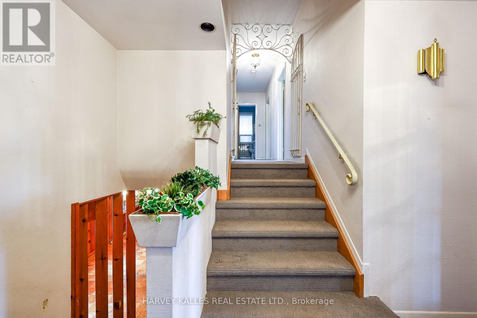 2 CLOVESTONE ROAD