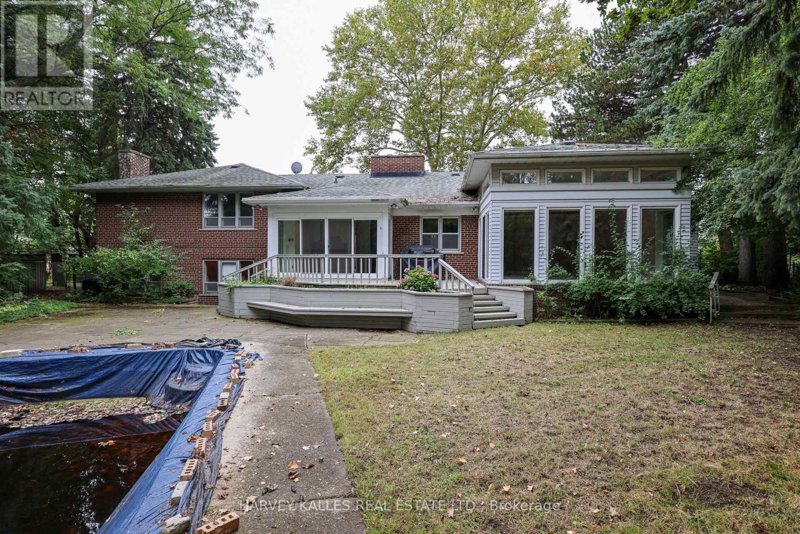 2 CLOVESTONE ROAD