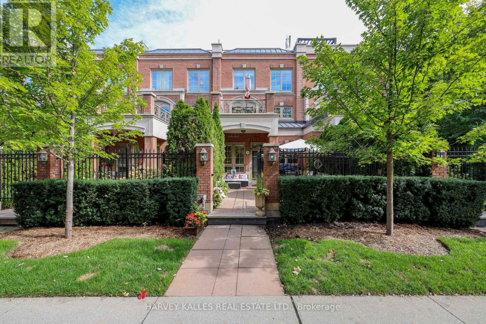 TH9 - 21 BURKEBROOK PLACE
