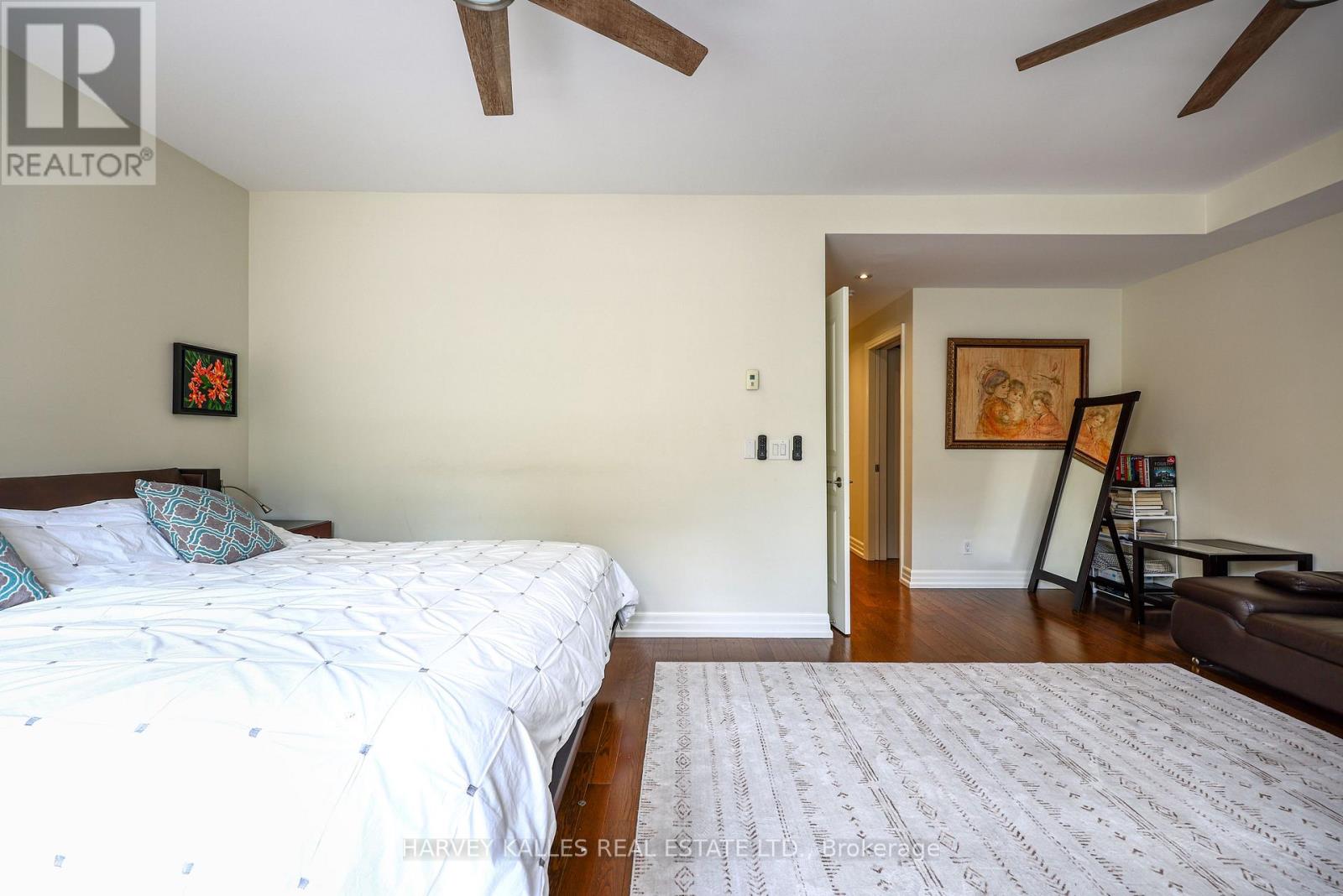 TH9 - 21 BURKEBROOK PLACE