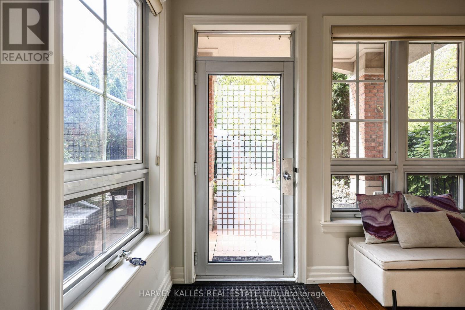 TH9 - 21 BURKEBROOK PLACE