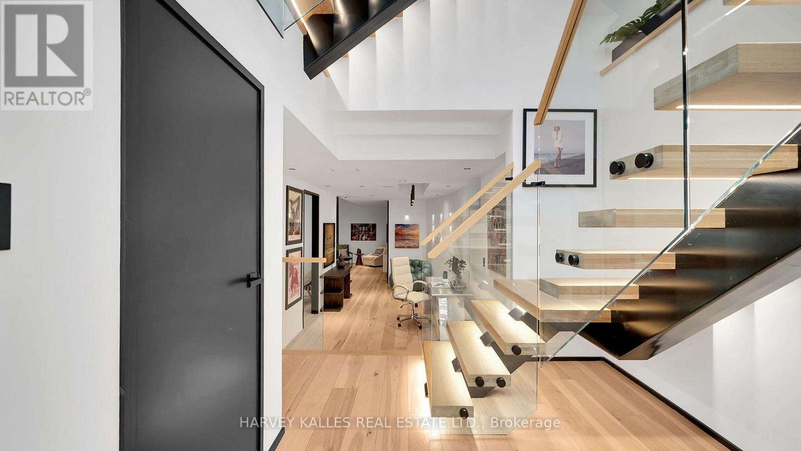 4 DOUGLAS CRESCENT