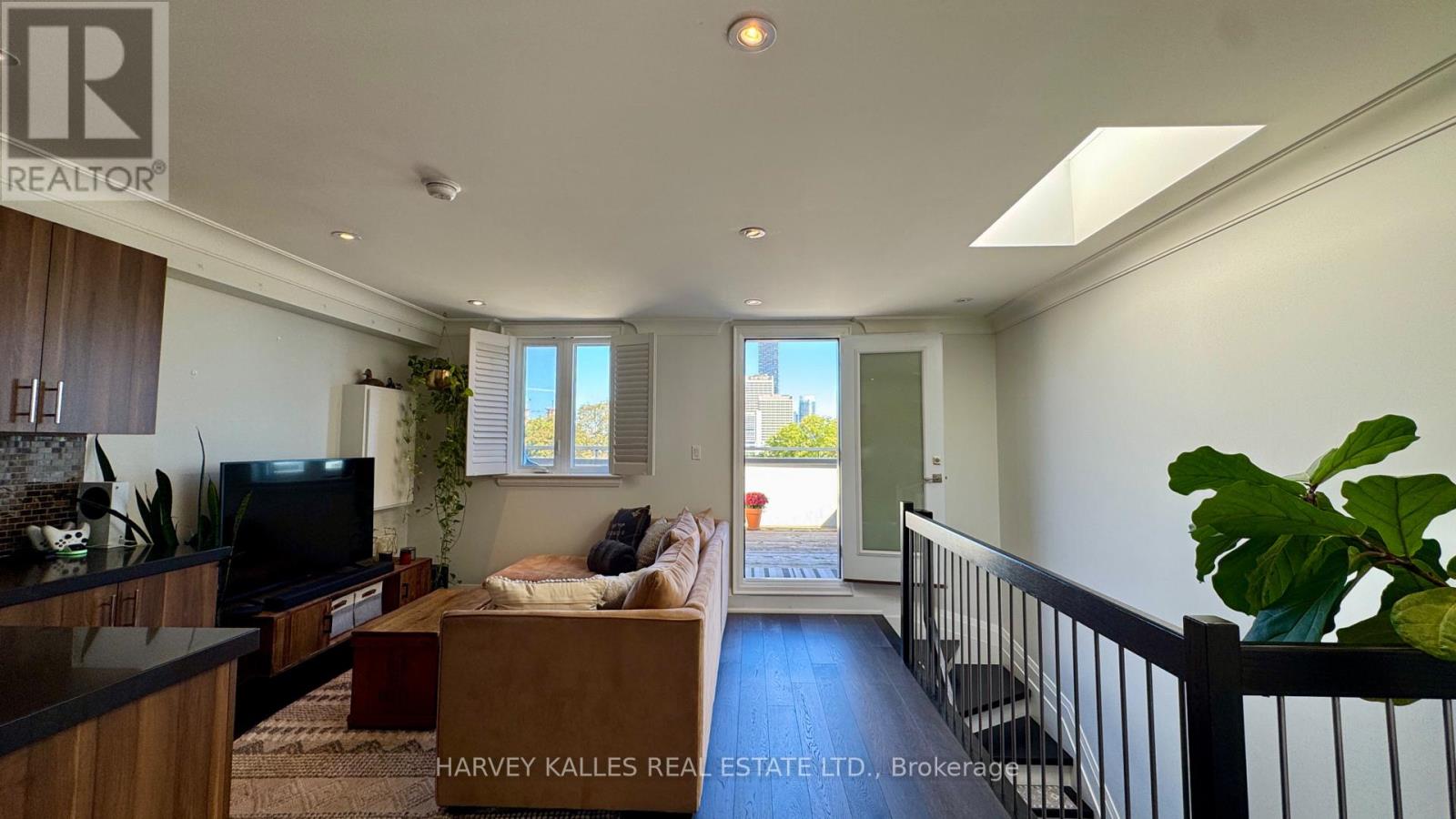 1042 AVENUE ROAD