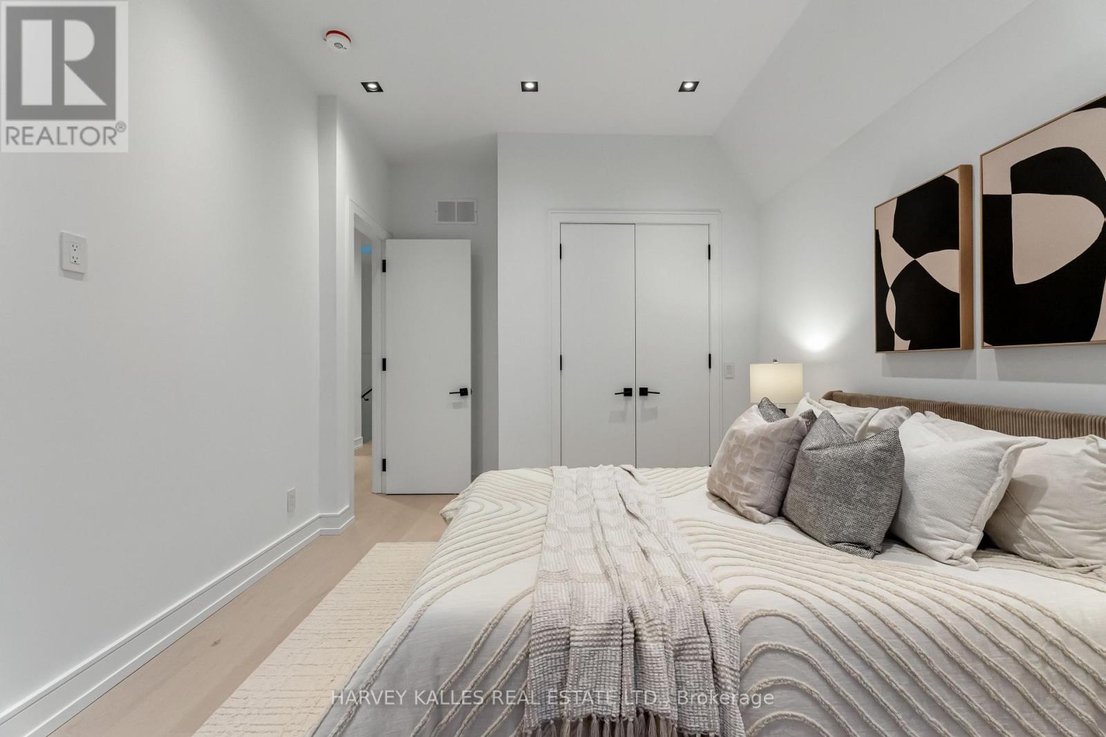 33 SAINT HILDA'S AVENUE