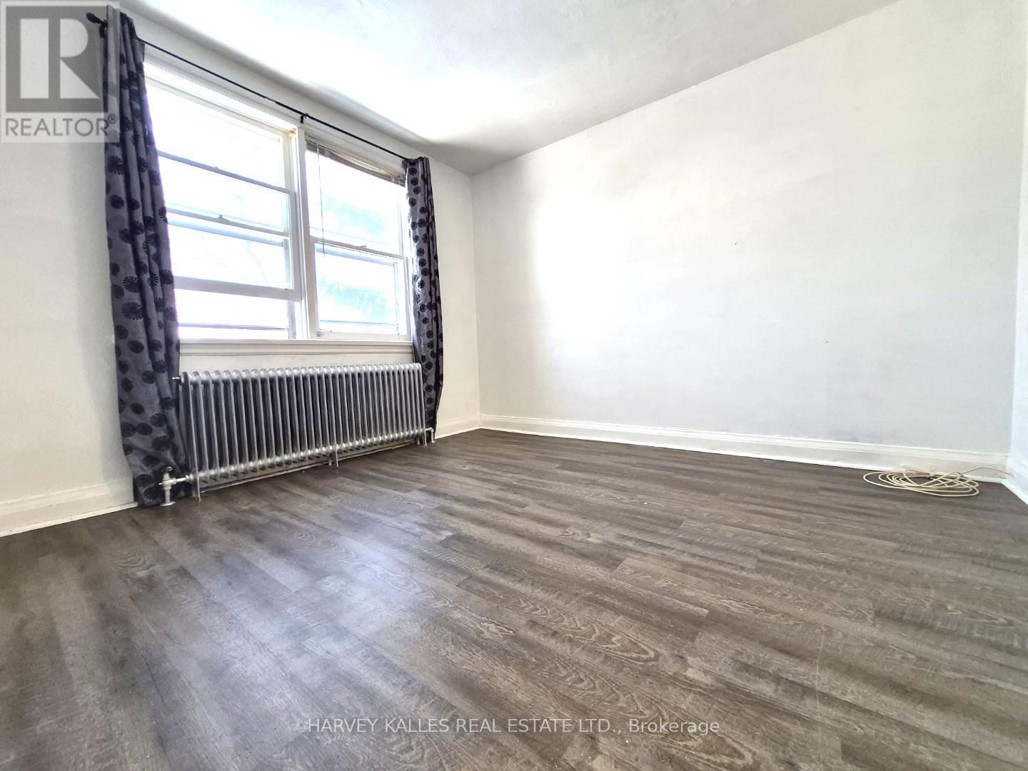 6 - 330 CHISHOLM AVENUE