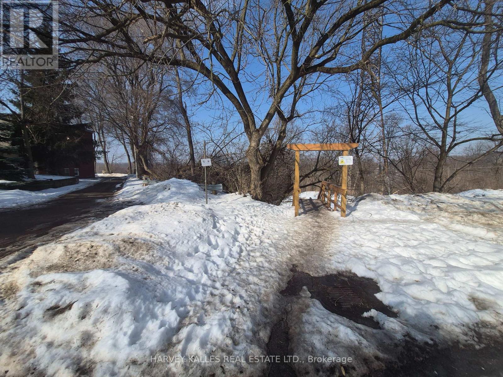 6 - 330 CHISHOLM AVENUE