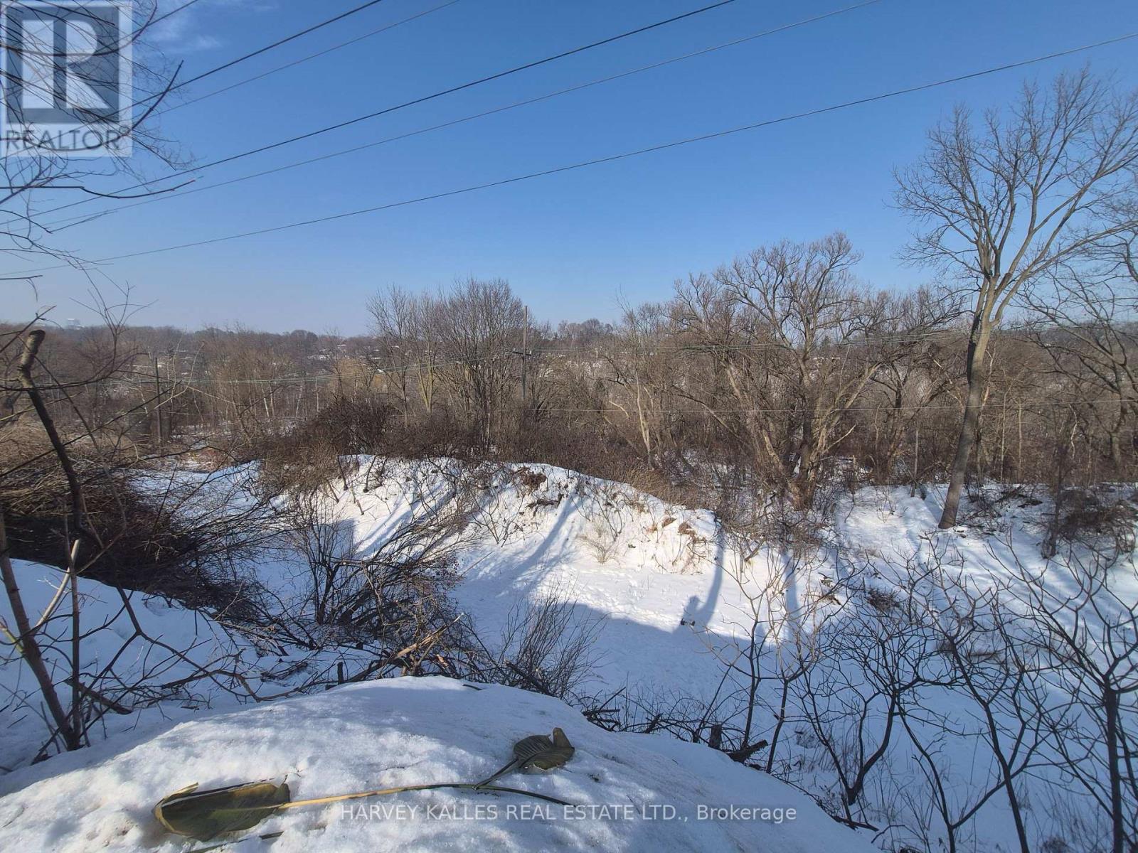 6 - 330 CHISHOLM AVENUE