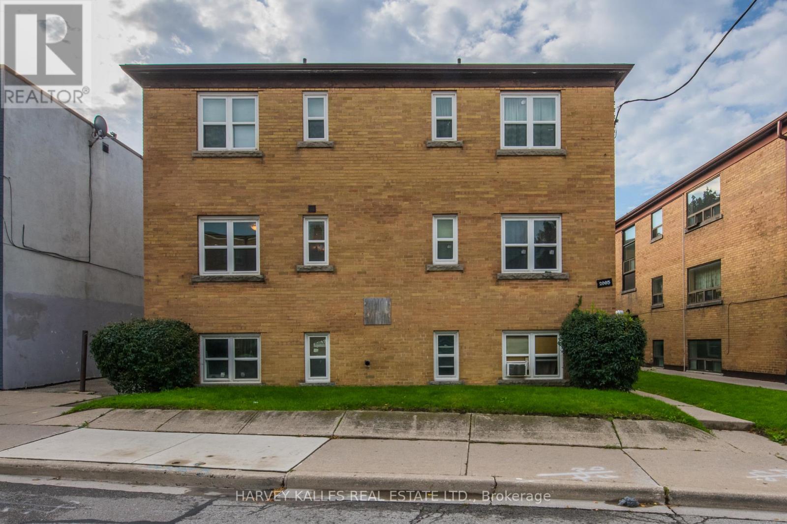 12 - 2905 ST CLAIR AVENUE E