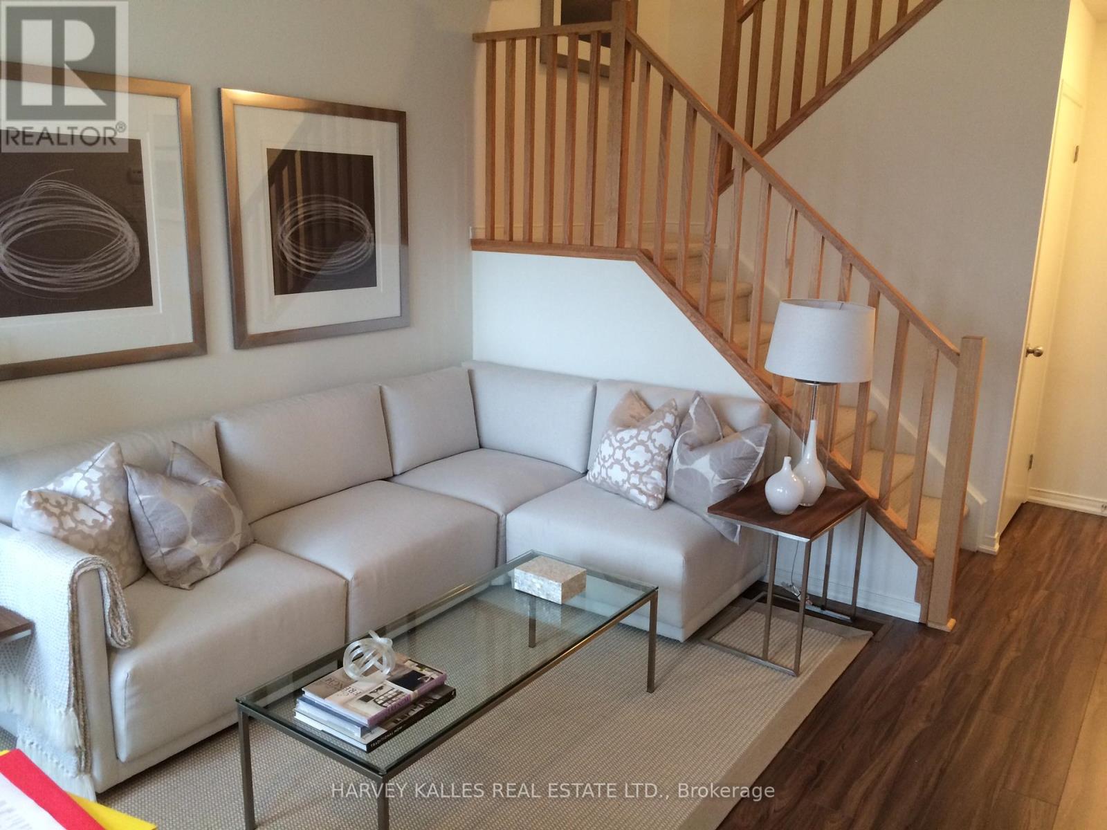 10 - 1961 VICTORIA PARK AVENUE