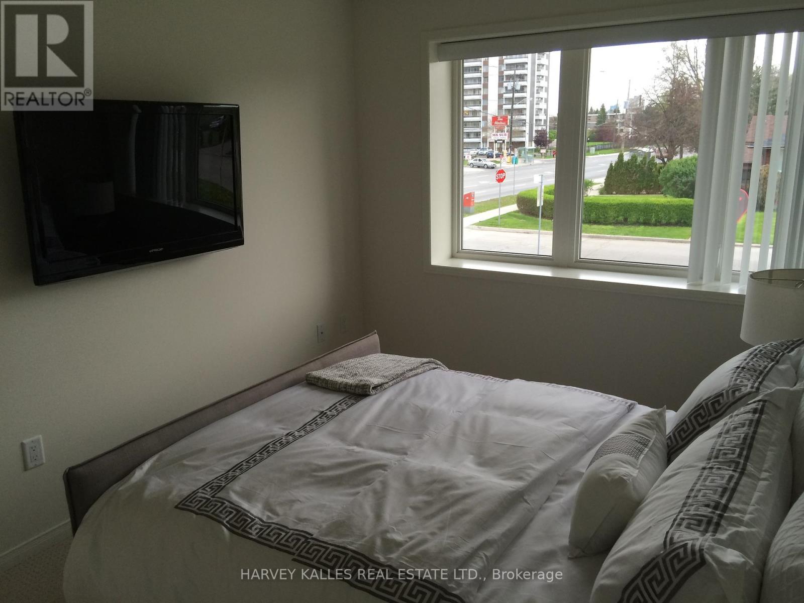 10 - 1961 VICTORIA PARK AVENUE