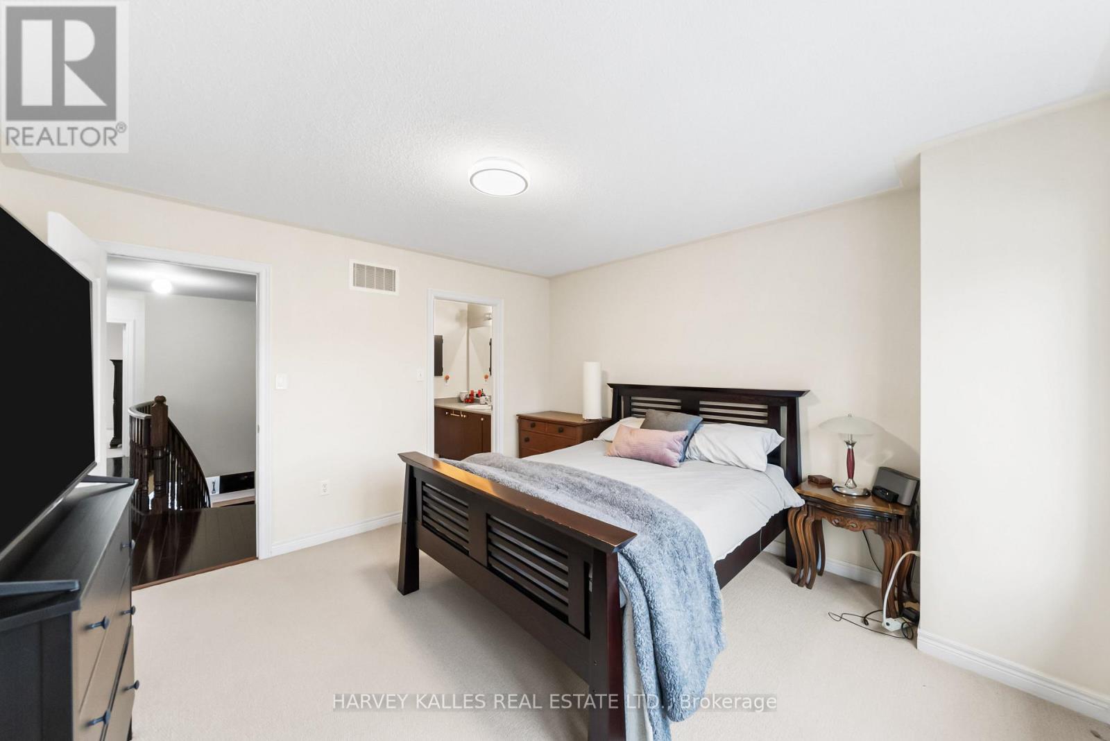 86 ROCKLAND CRESCENT