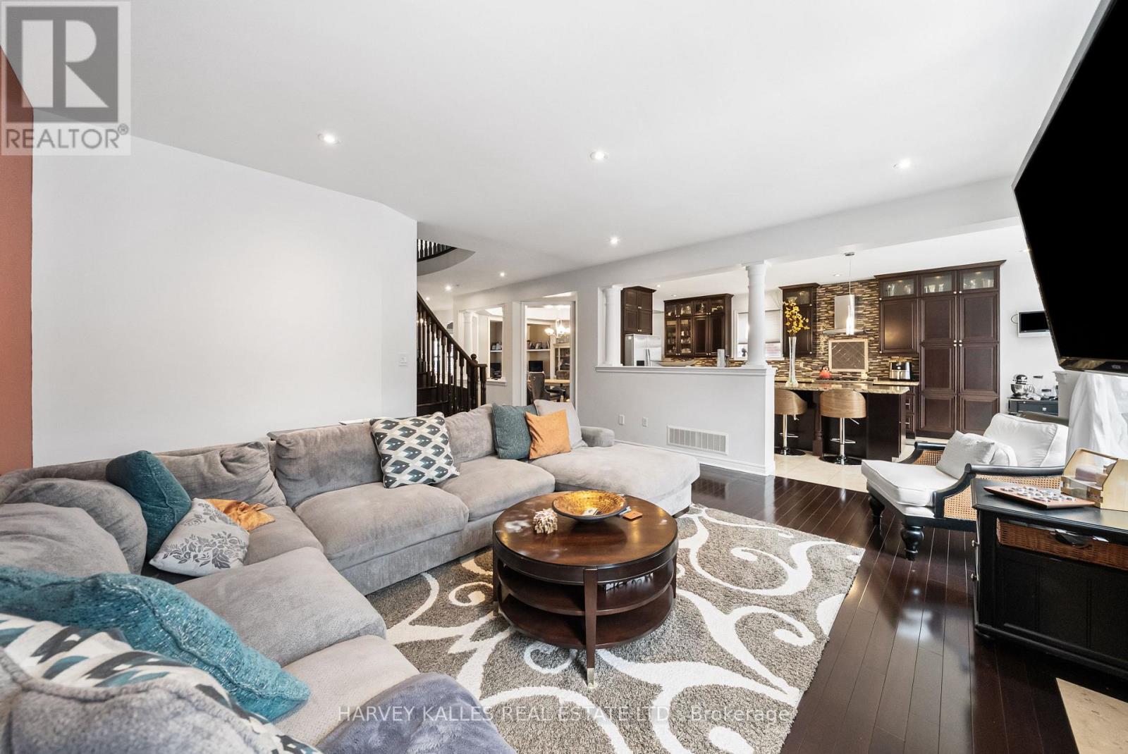 86 ROCKLAND CRESCENT