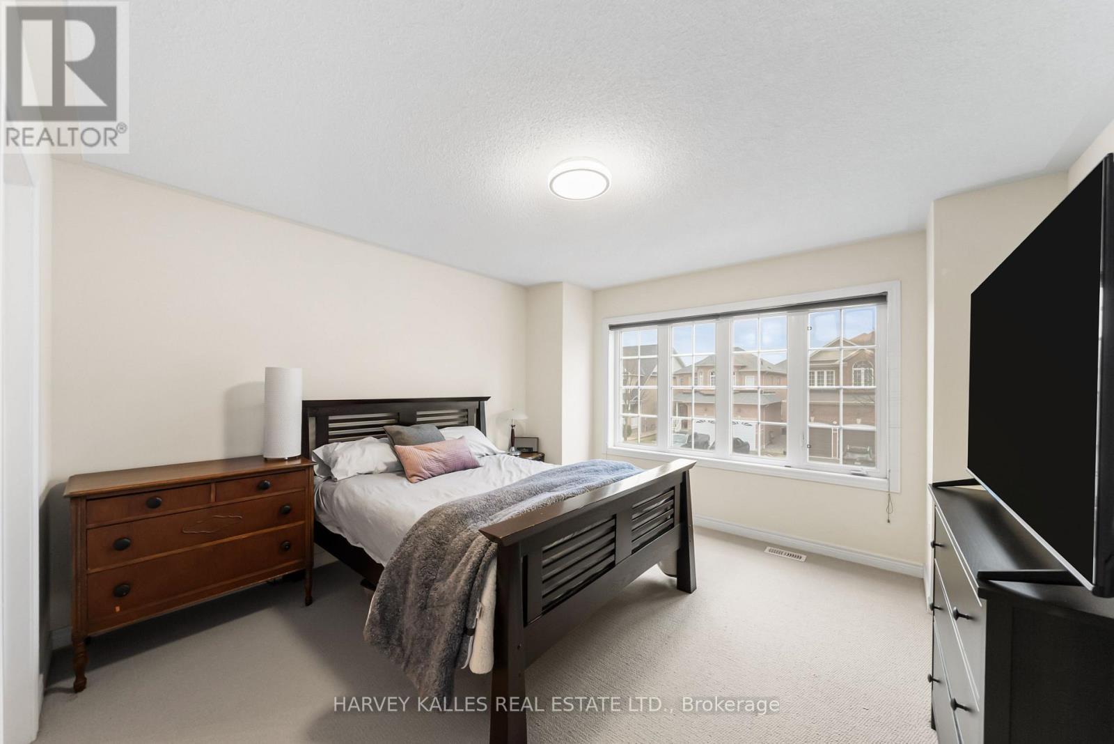 86 ROCKLAND CRESCENT