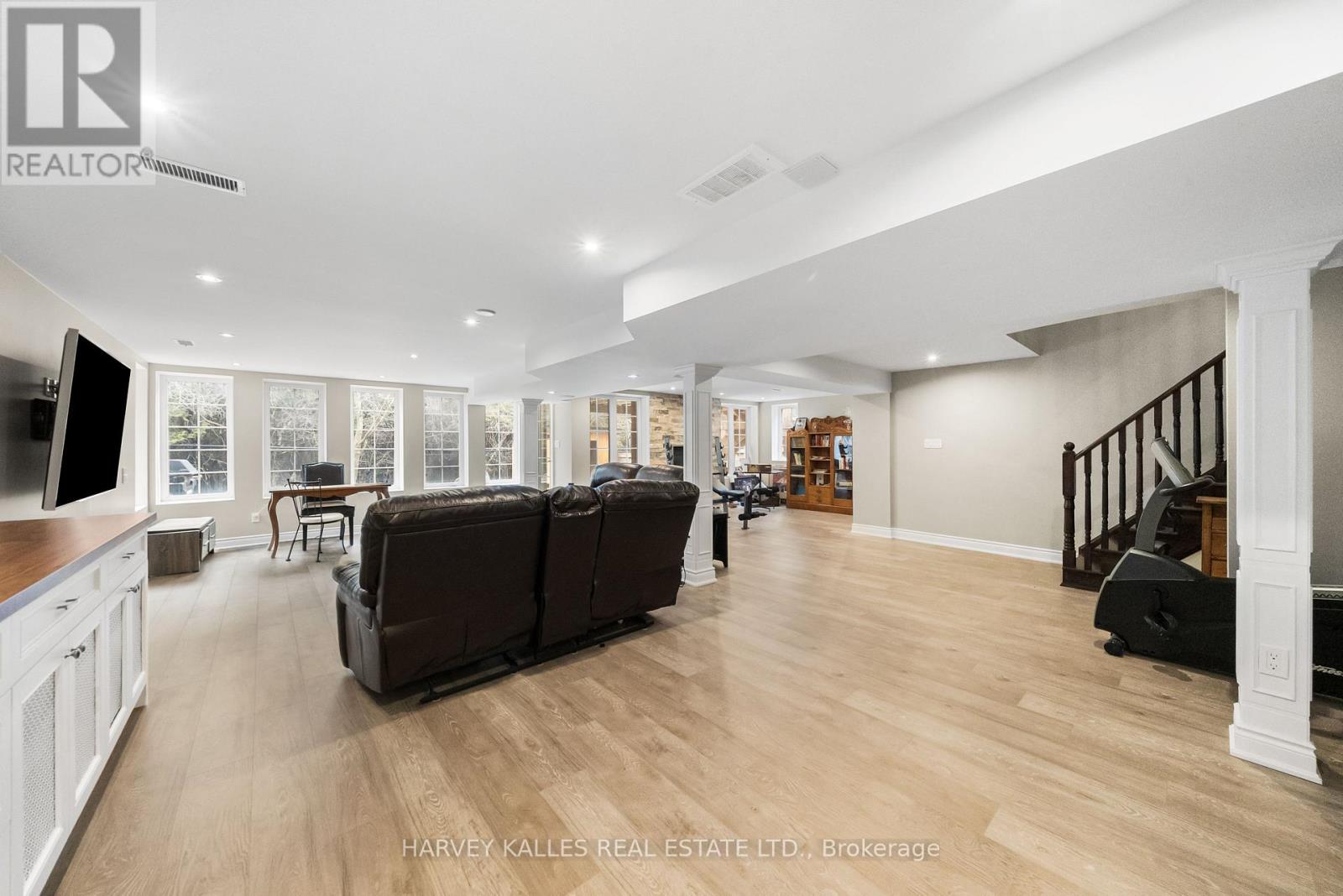 86 ROCKLAND CRESCENT