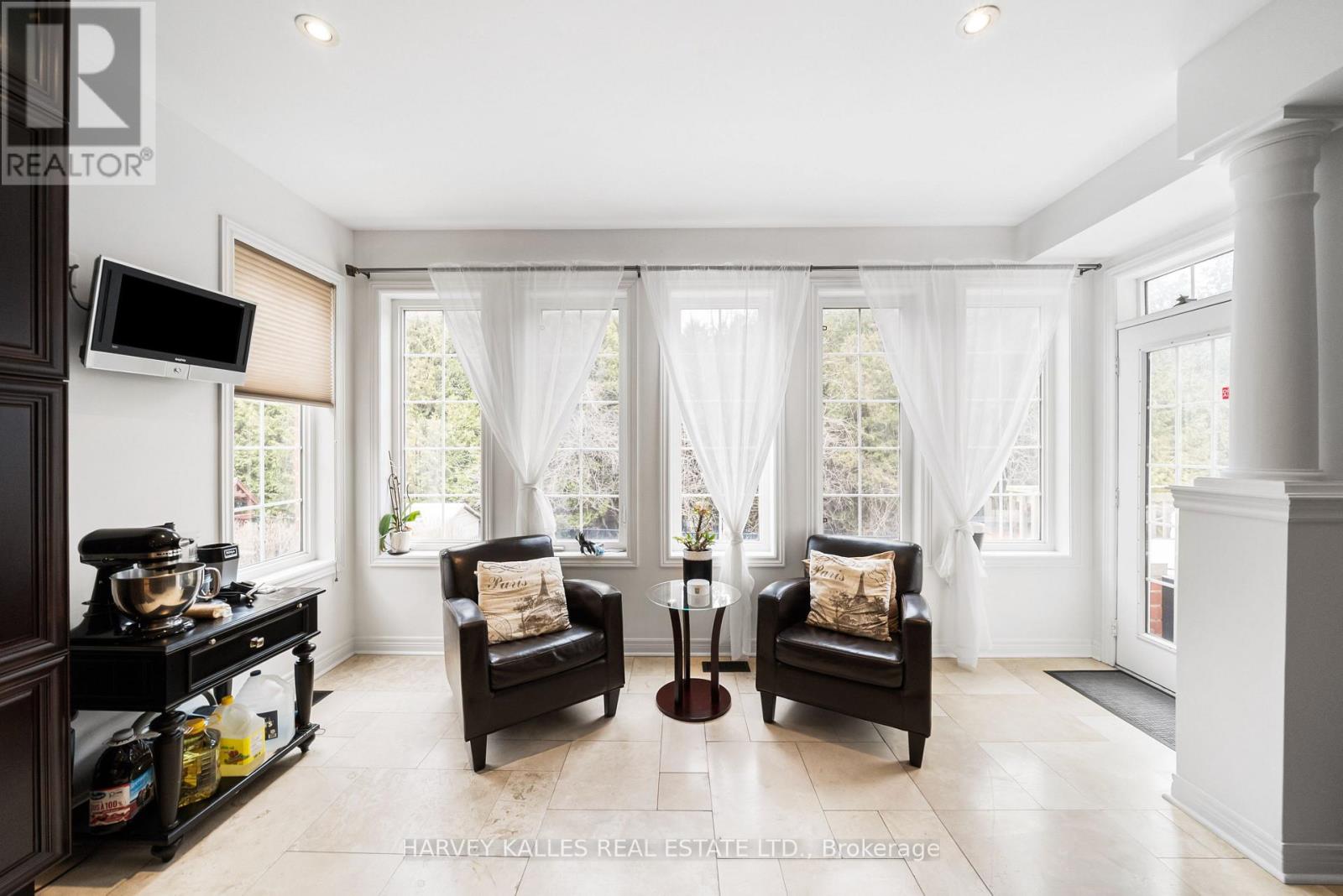 86 ROCKLAND CRESCENT