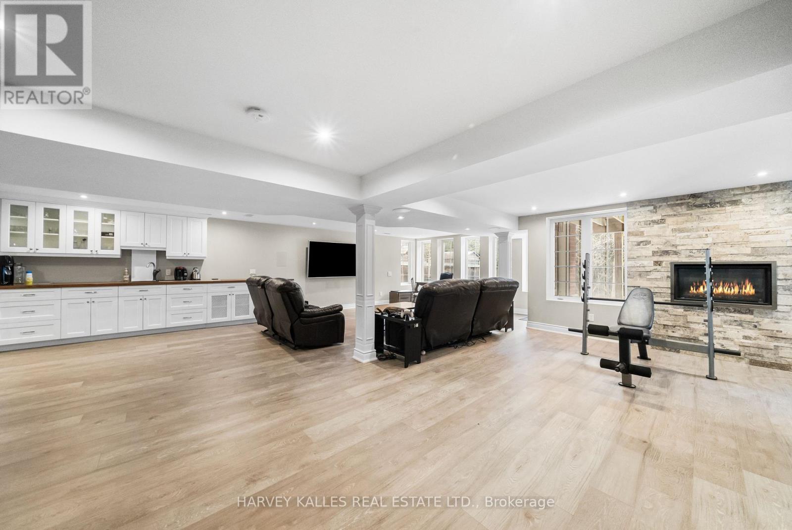 86 ROCKLAND CRESCENT