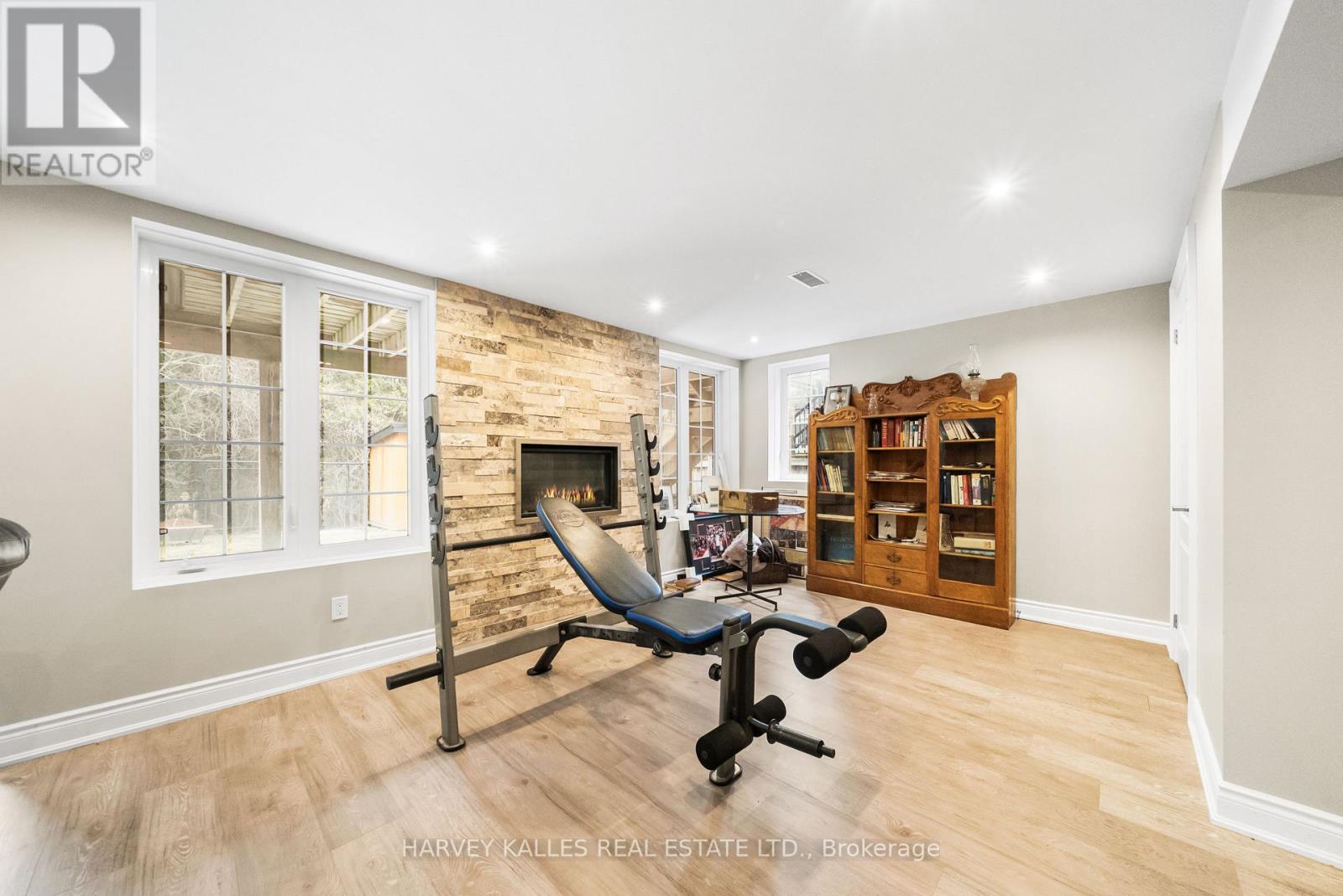 86 ROCKLAND CRESCENT