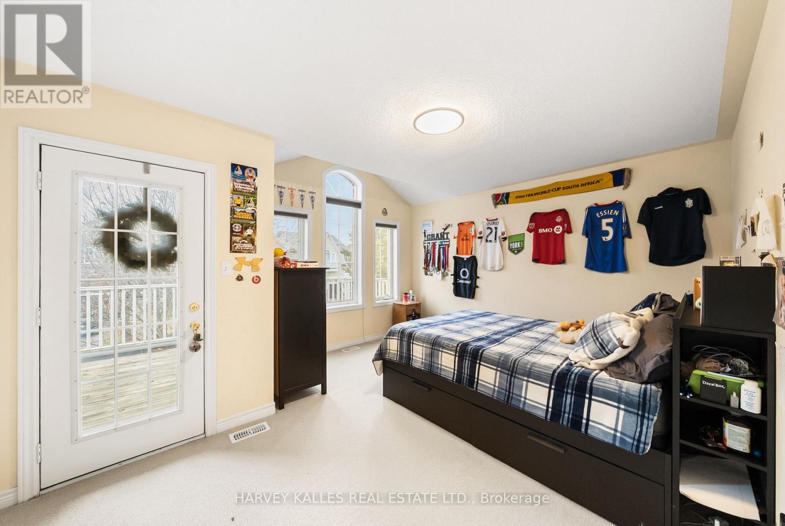 86 ROCKLAND CRESCENT