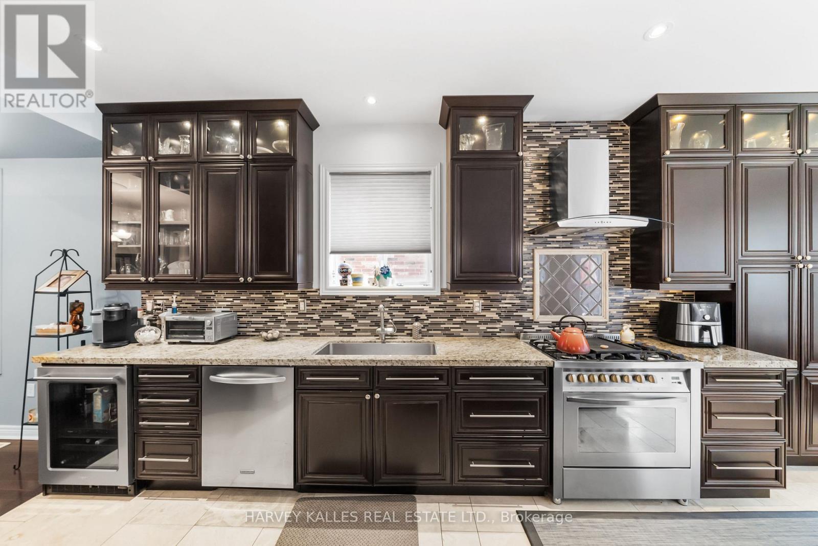 86 ROCKLAND CRESCENT