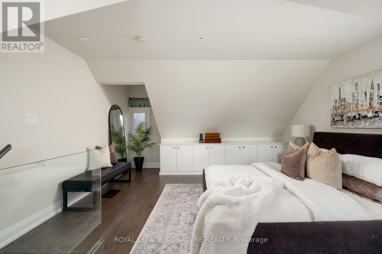 77 DEARBOURNE AVENUE