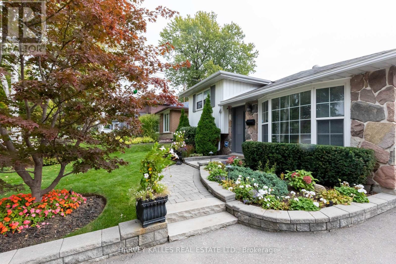 35 MANORGLEN CRESCENT