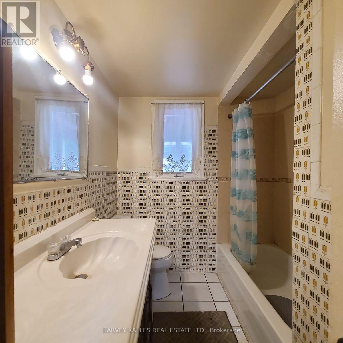 ROOM # 3 - 8 MEDFORD AVENUE
