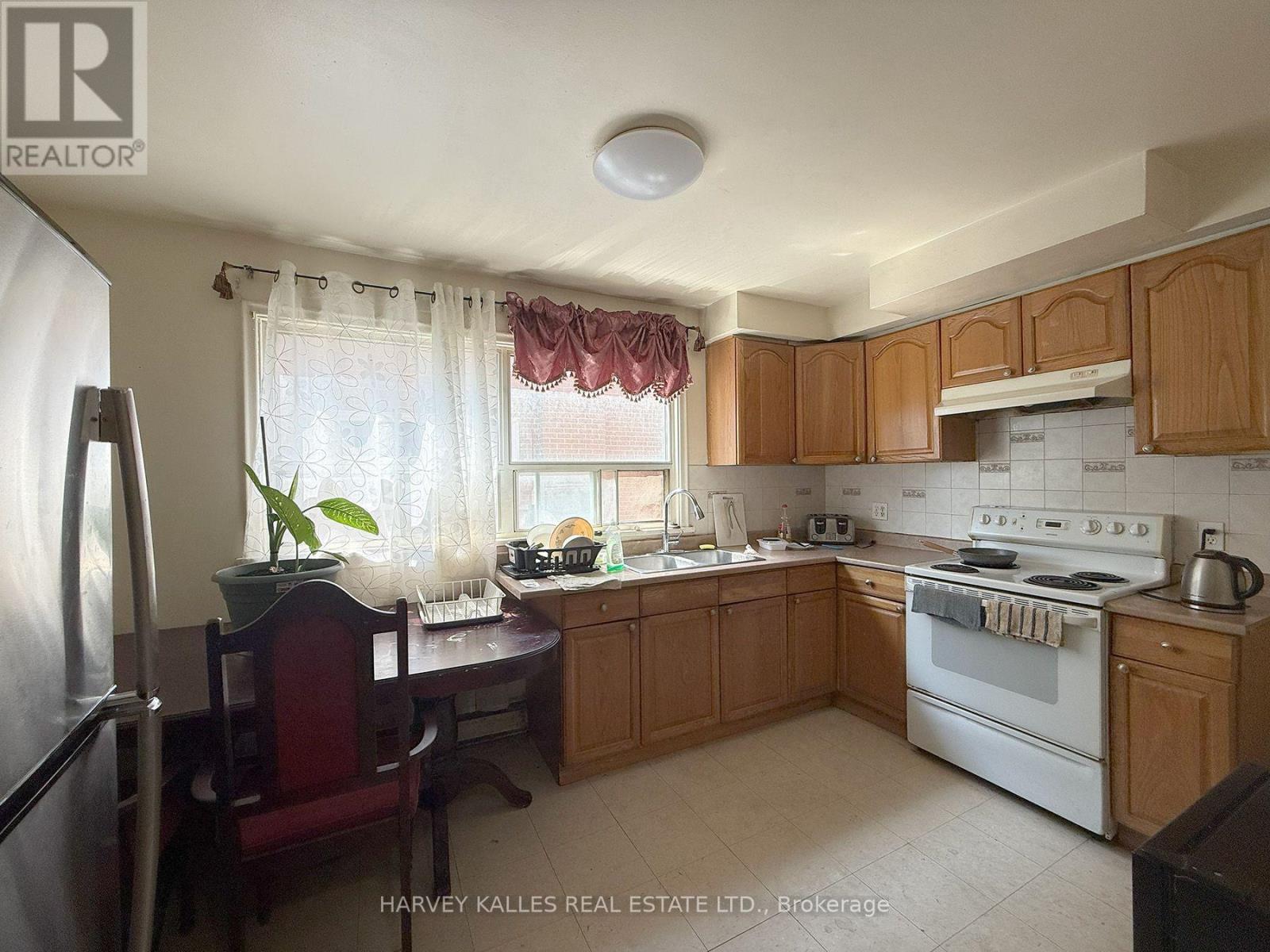 ROOM # 3 - 8 MEDFORD AVENUE