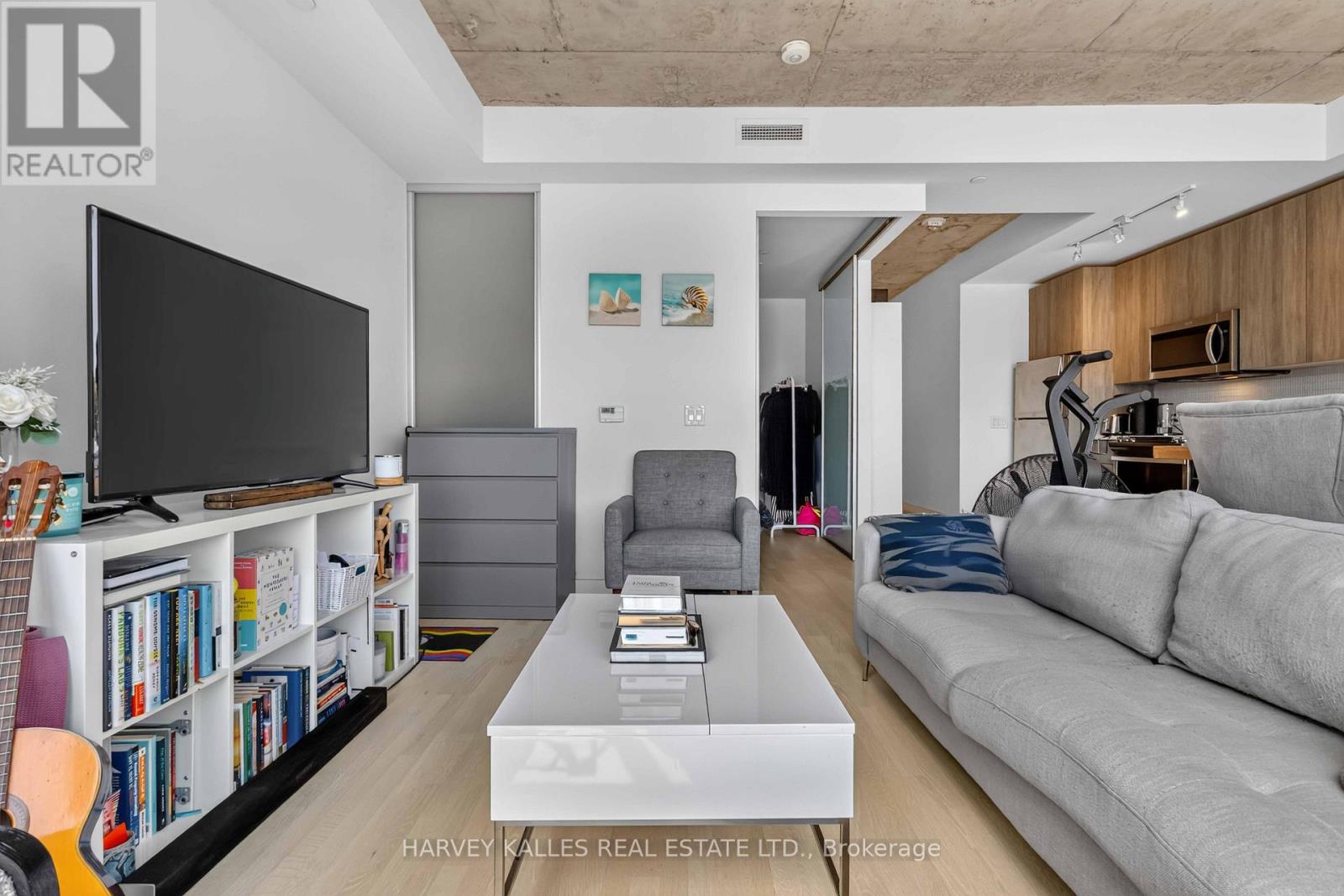 325 - 246 LOGAN AVENUE
