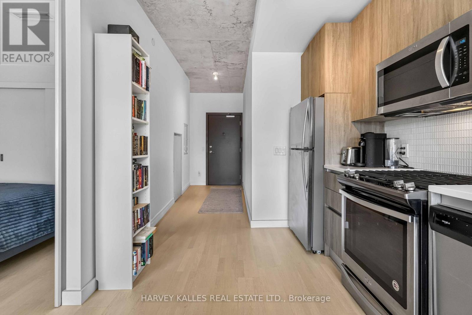 325 - 246 LOGAN AVENUE