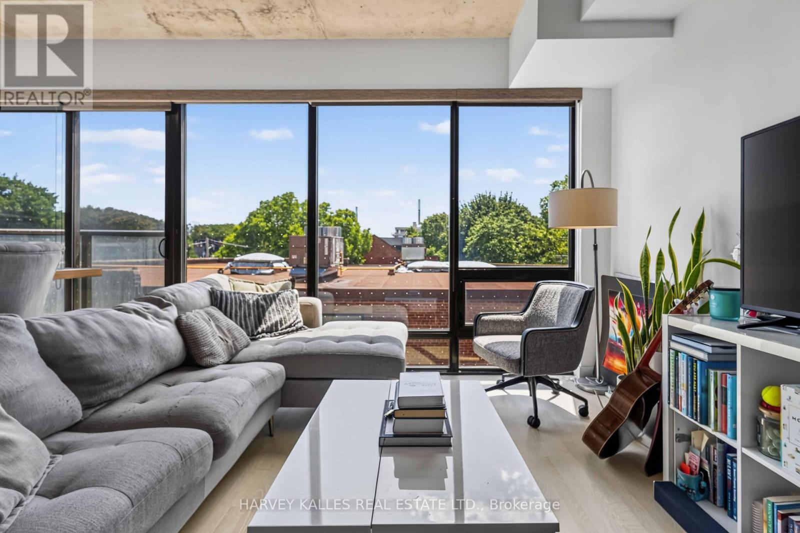 325 - 246 LOGAN AVENUE
